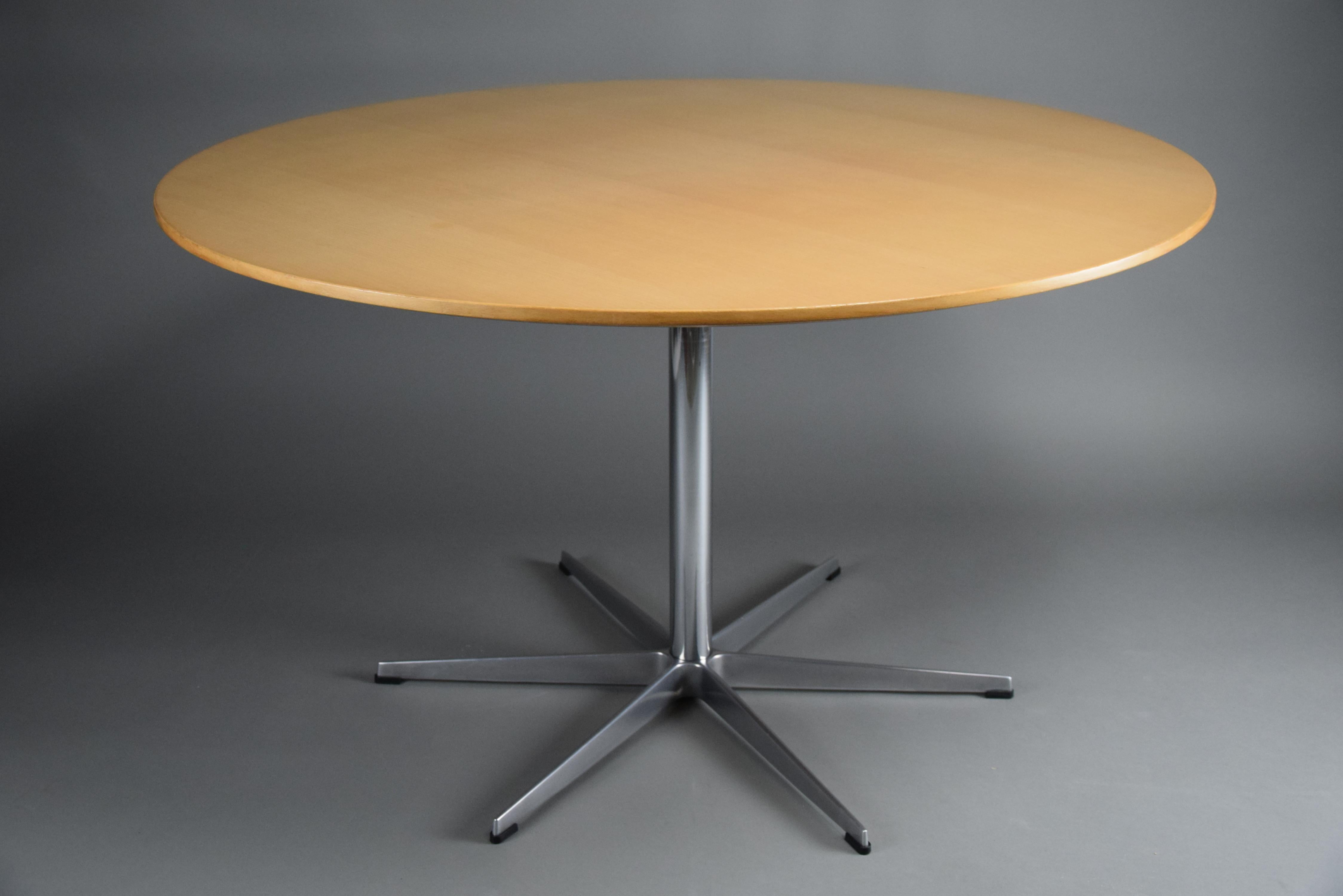 Voici le summum de l'élégance et du design intemporel : la table de salle à manger circulaire en bois de hêtre modèle A825 d'Arne Jacobsen pour Fritz Hansen, un véritable chef-d'œuvre qui orne les salles à manger depuis 1968.

Améliorez votre