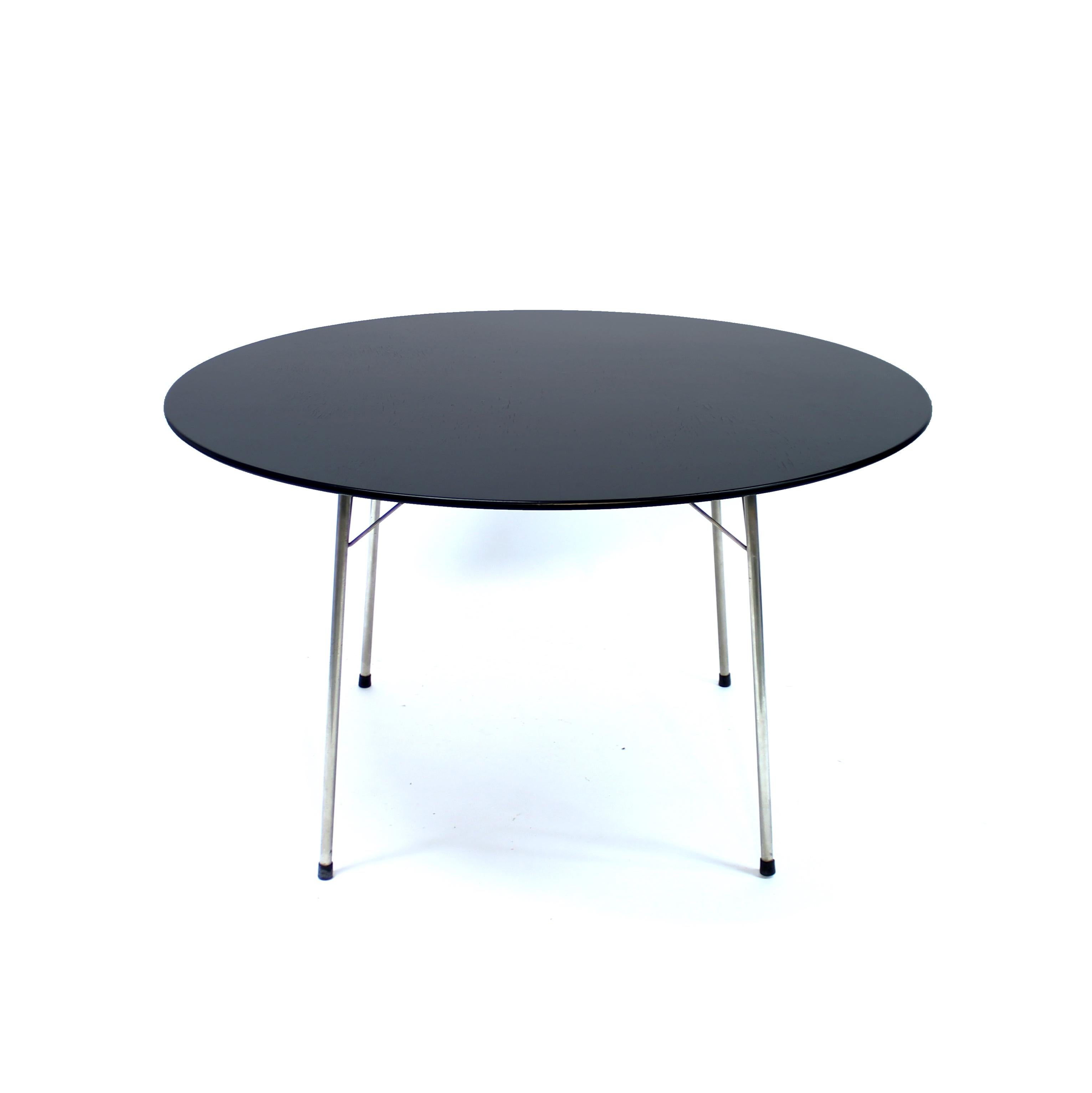 Scandinavian Modern Arne Jacobsen, dining table, model 3600, Fritz Hansen, ca 1980 For Sale