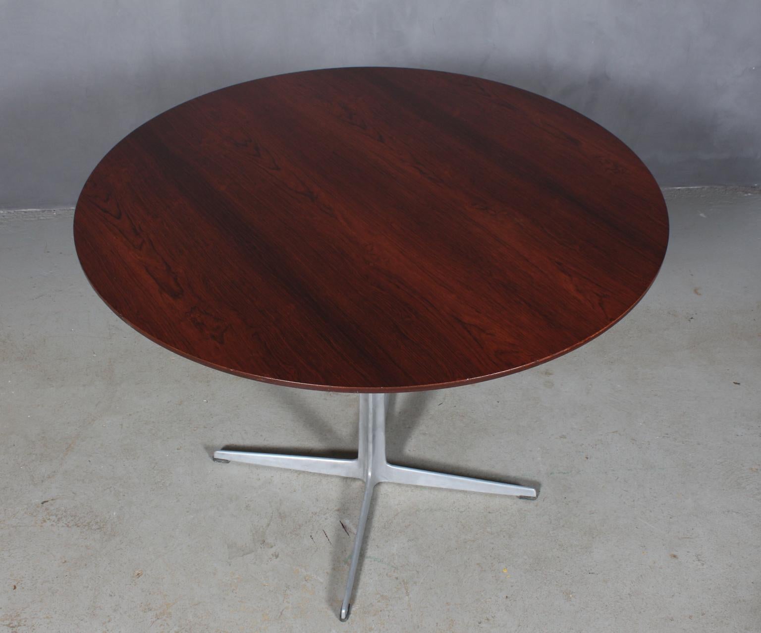 Arne Jacobsen round dining table with plate of veneered rosewood.

Four star profilated foot of aluminium.

Model 3513, made by Fritz Hansen in the 1960s.