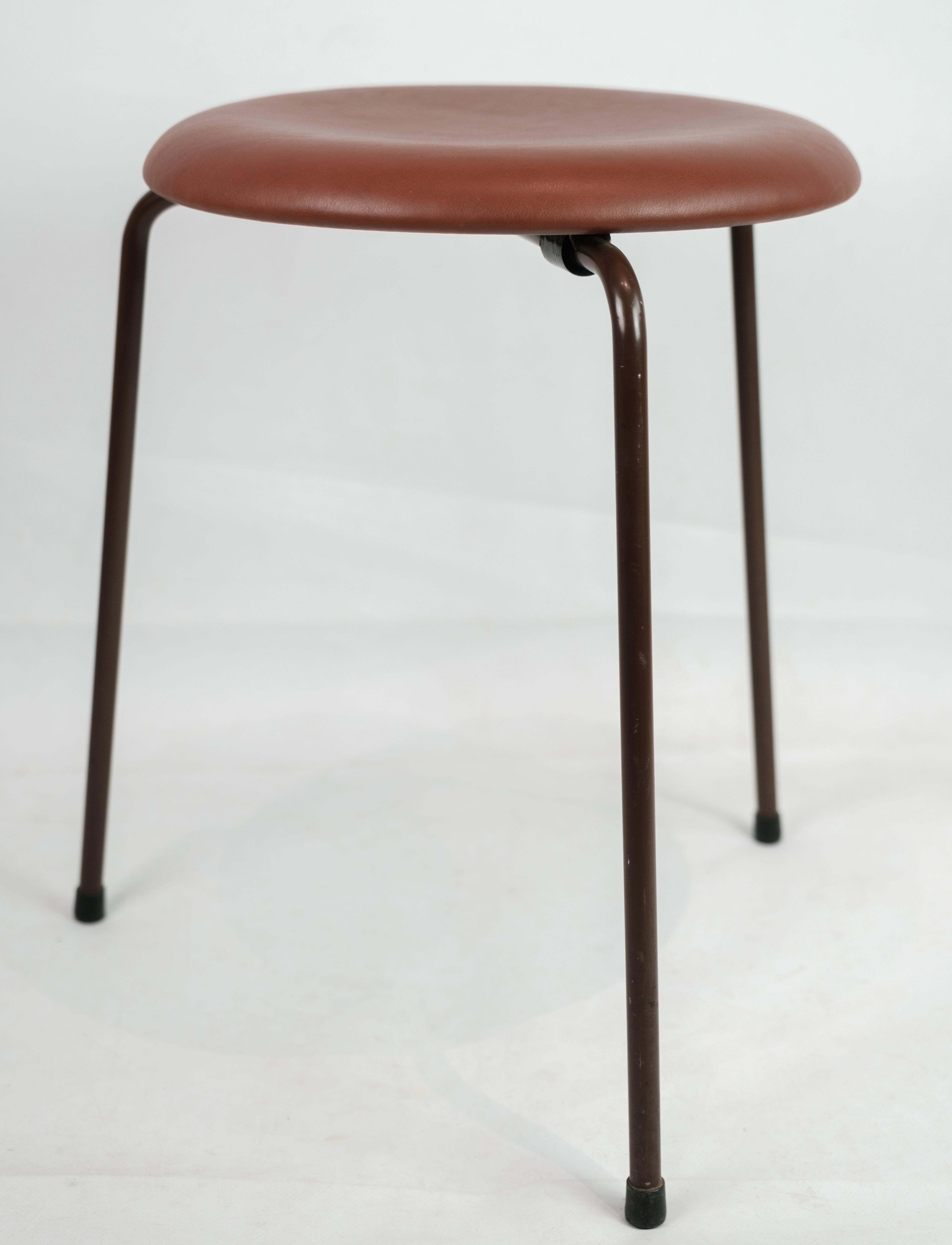 Arne Jacobsen Dot stool / stool with leather and brown painted frame from around the 1960s. It is in very fine used condition.
Dimensions in cm: H: 45 Dia: 33
Great condition

This product will be inspected thoroughly at our professional