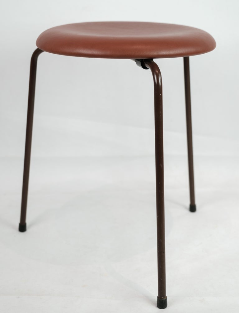 Arne Jacobsen Dot stool / stool with leather and brown painted frame from around the 1960s. It is in very fine used condition.
Dimensions in cm: H: 45 Dia: 33
Great condition

This product will be inspected thoroughly at our professional