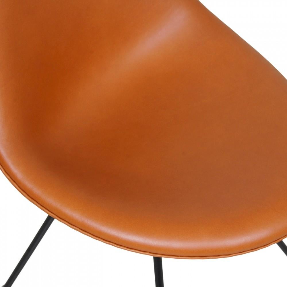 Chaises Arne Jacobsen Drop 3110 avec des coques en plastique retapissées en cuir aniline noyer et des pieds en acier peint en poudre noire. À l'origine, ce modèle a été conçu exclusivement pour l'hôtel SAS Royal/Radisson Blue Royal à Copenhague en