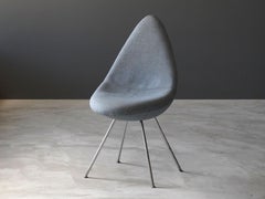 Arne Jacobsen:: "Drop" Beistellstuhl aus SAS Royal Hotel:: Metall:: blauer Stoff:: 1958