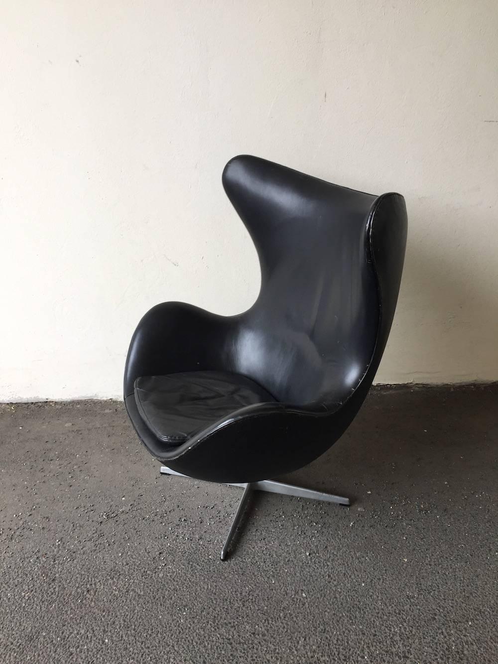 Might have been re-upholstered 20 years ago.... made by Fritz Hansen - does have the early profile base.