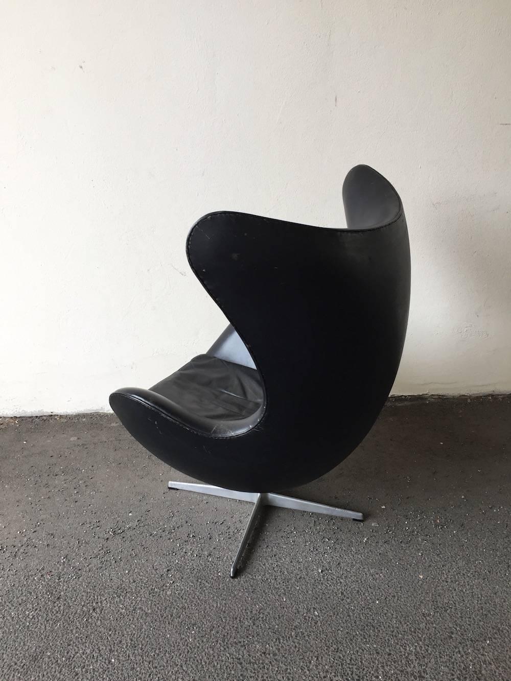 Scandinavian Modern Arne Jacobsen Early Edition Egg Chair