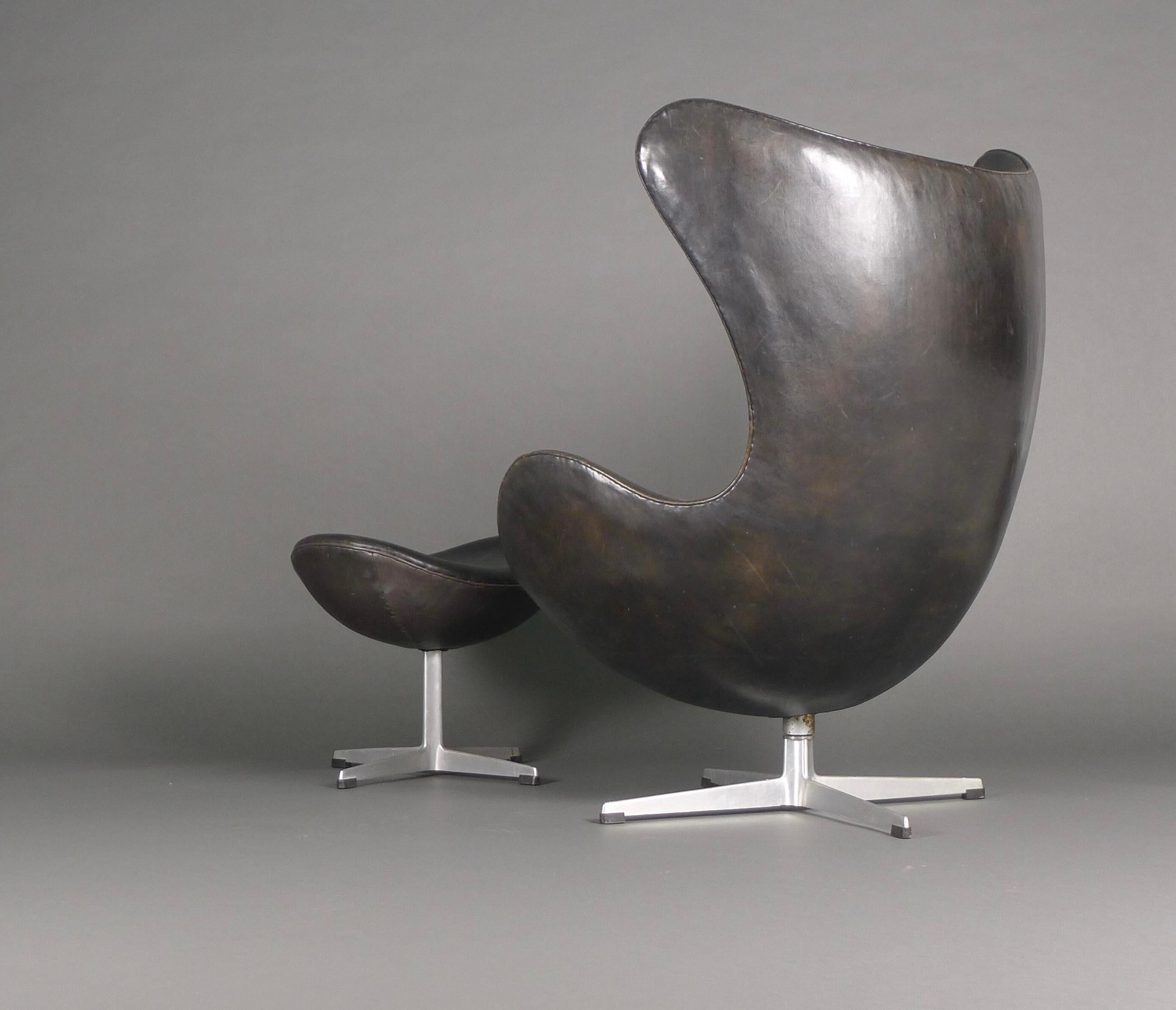 Arne Jacobsen, Early Egg Chair and Ottoman, revêtement original en cuir noir en vente 3