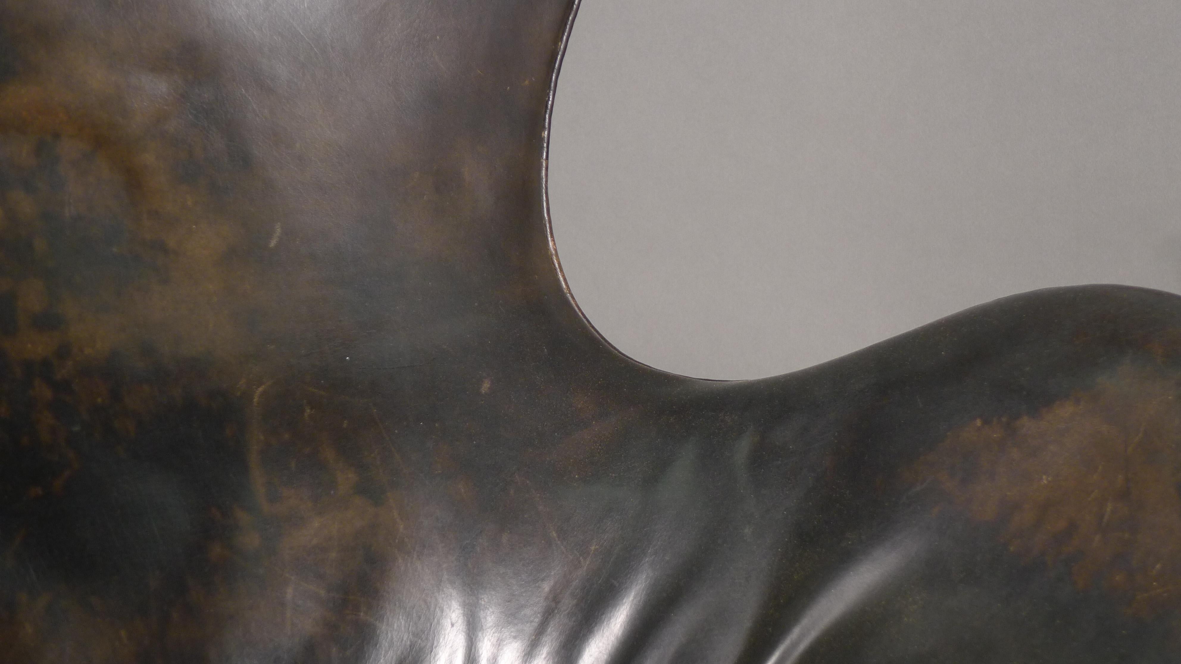Arne Jacobsen, Early Egg Chair and Ottoman, revêtement original en cuir noir en vente 4