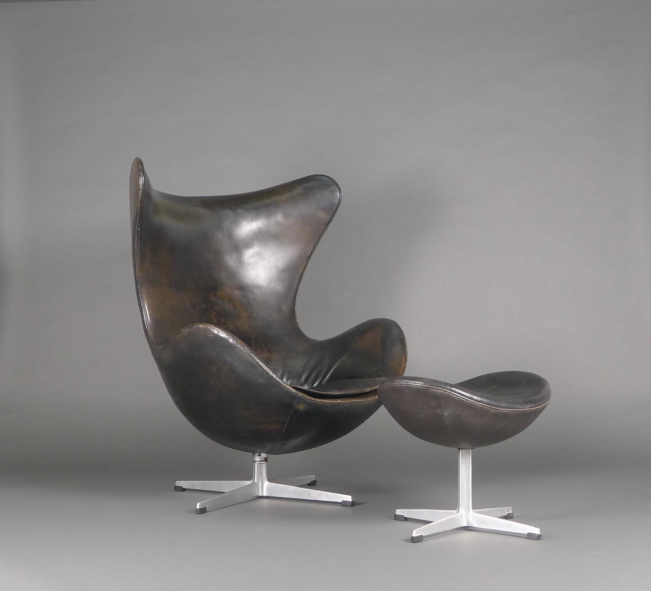 Mid-Century Modern Arne Jacobsen, Early Egg Chair and Ottoman, revêtement original en cuir noir en vente