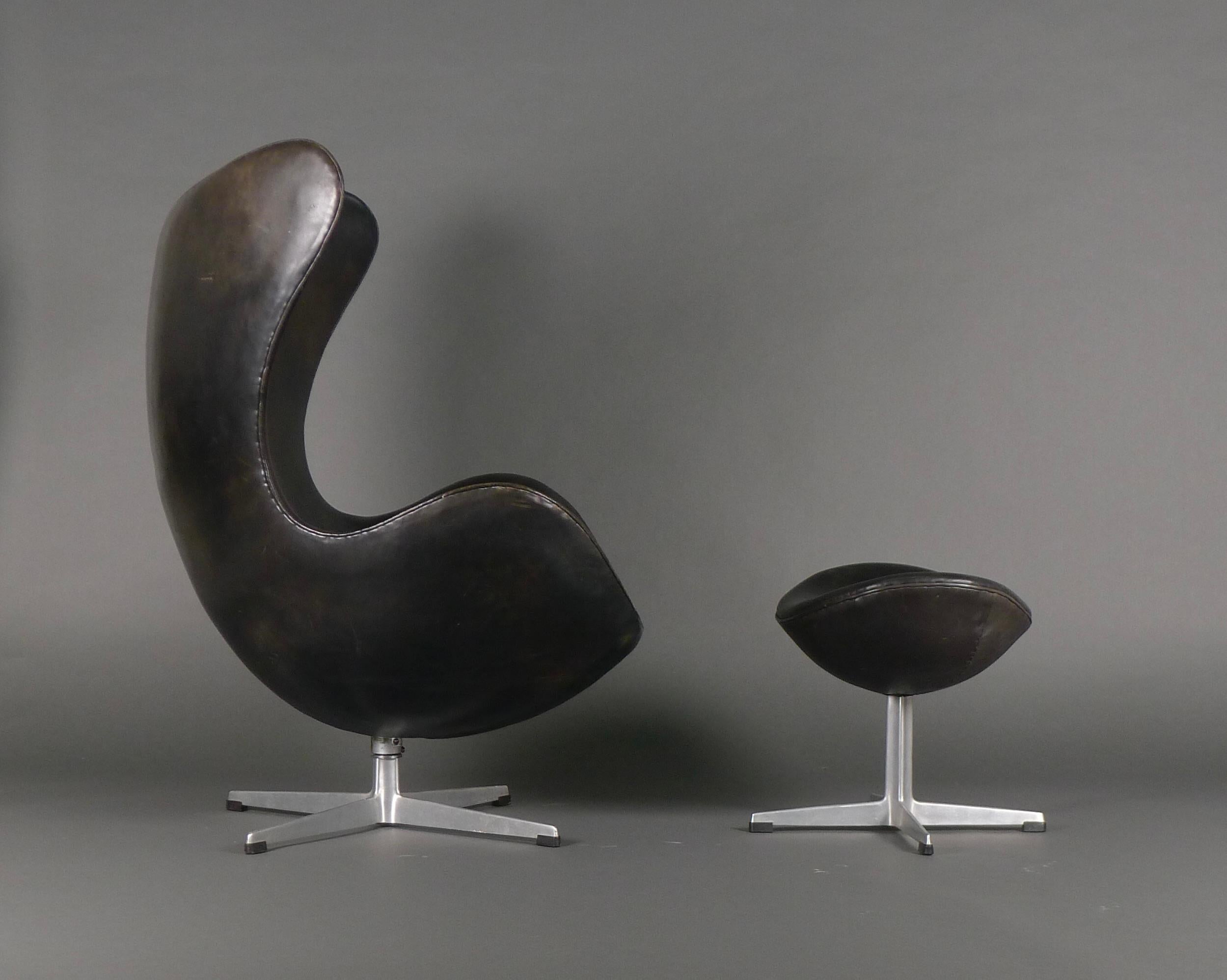 Danois Arne Jacobsen, Early Egg Chair and Ottoman, revêtement original en cuir noir en vente