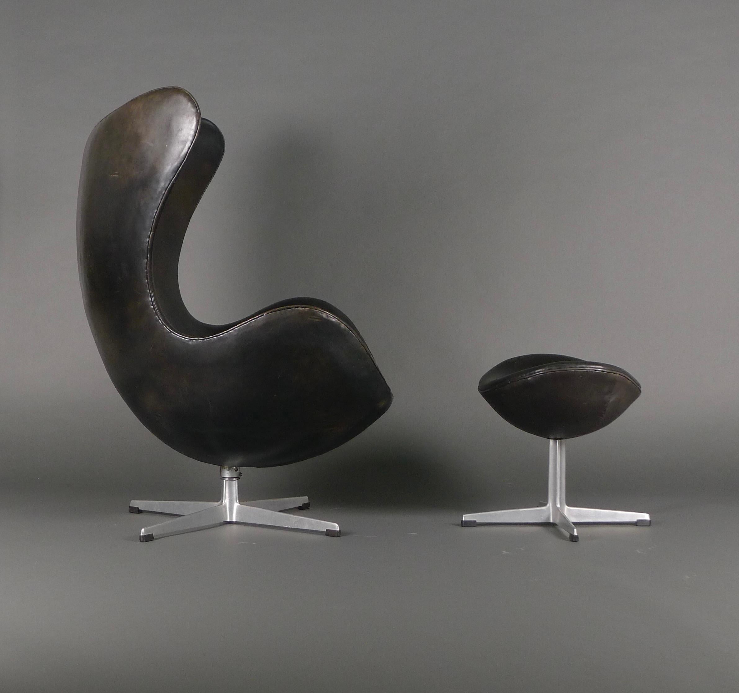 Mid-Century Modern Arne Jacobsen, Early Egg Chair and Ottoman, Original Black Leather Upholstery For Sale