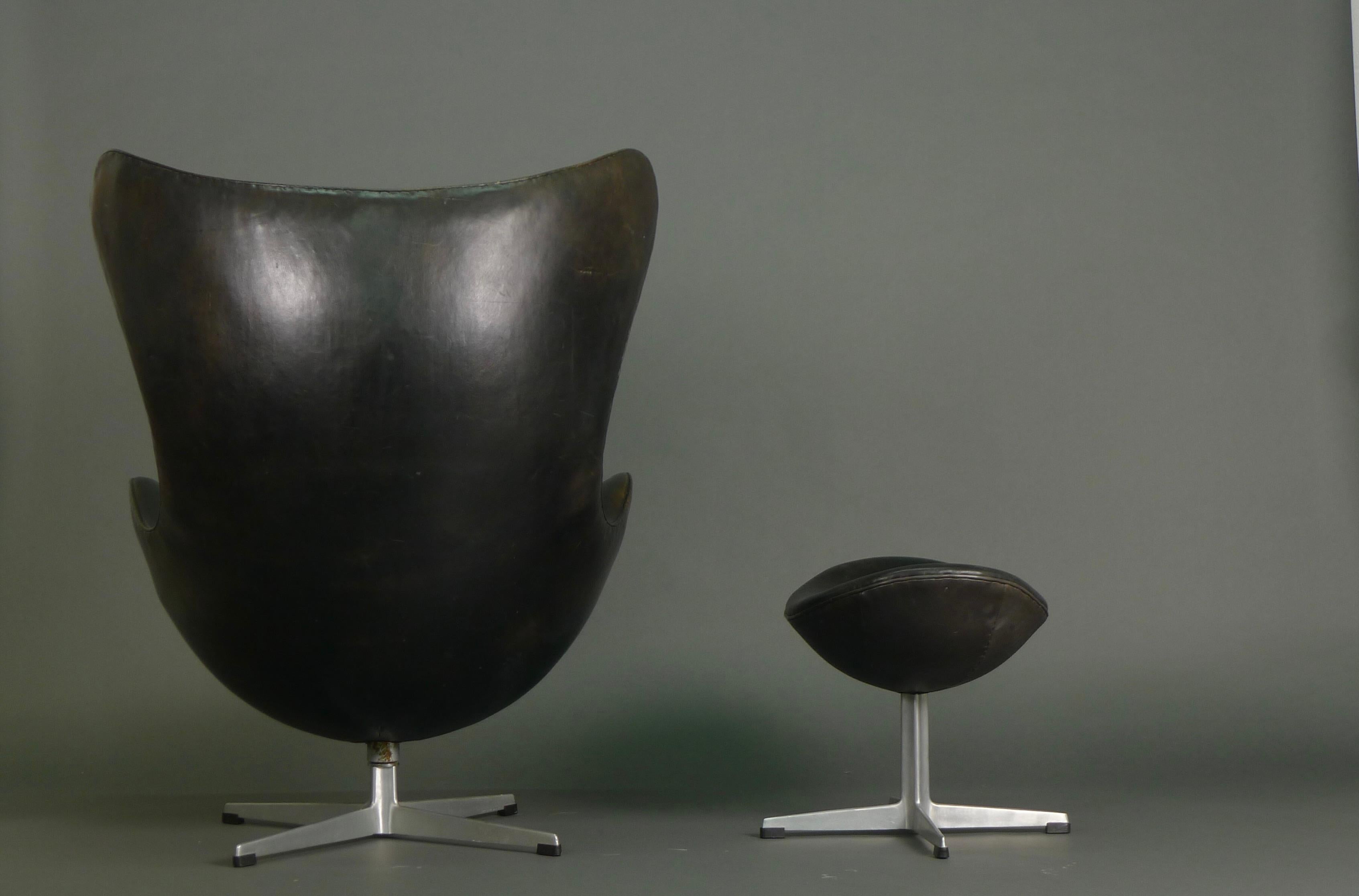 Milieu du XXe siècle Arne Jacobsen, Early Egg Chair and Ottoman, revêtement original en cuir noir en vente