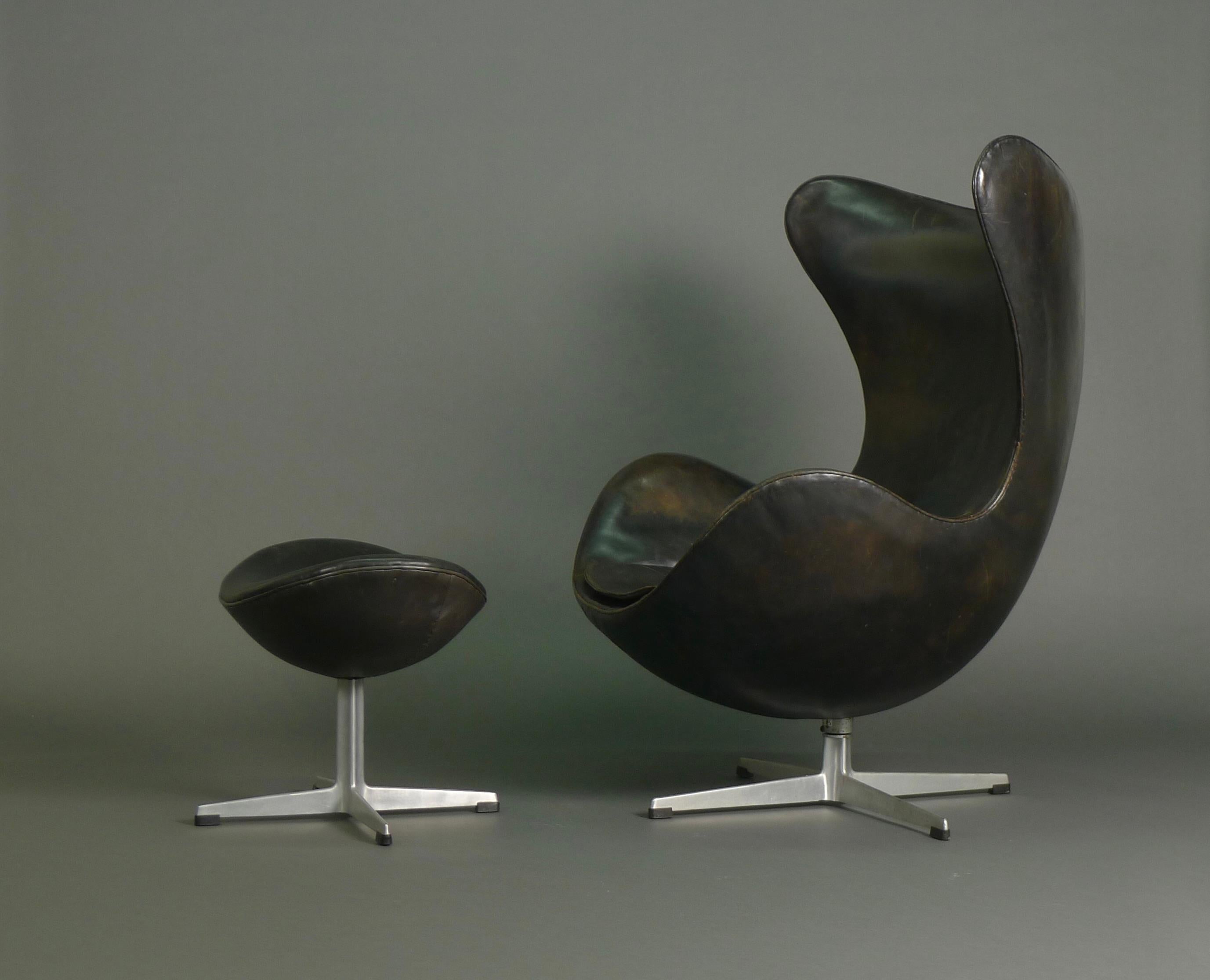 Aluminium Arne Jacobsen, Early Egg Chair and Ottoman, revêtement original en cuir noir en vente
