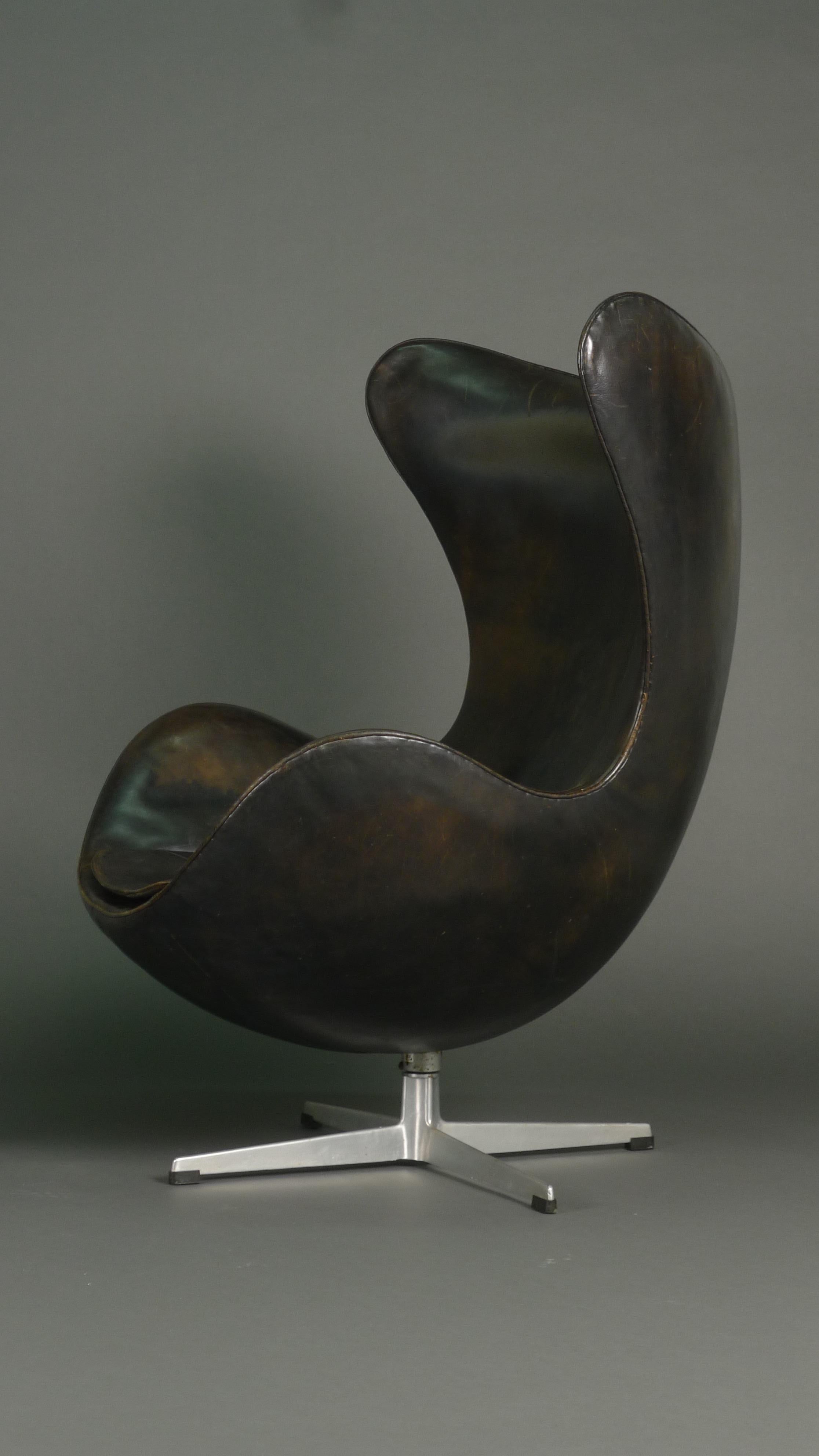 Arne Jacobsen, Early Egg Chair and Ottoman, revêtement original en cuir noir en vente 1