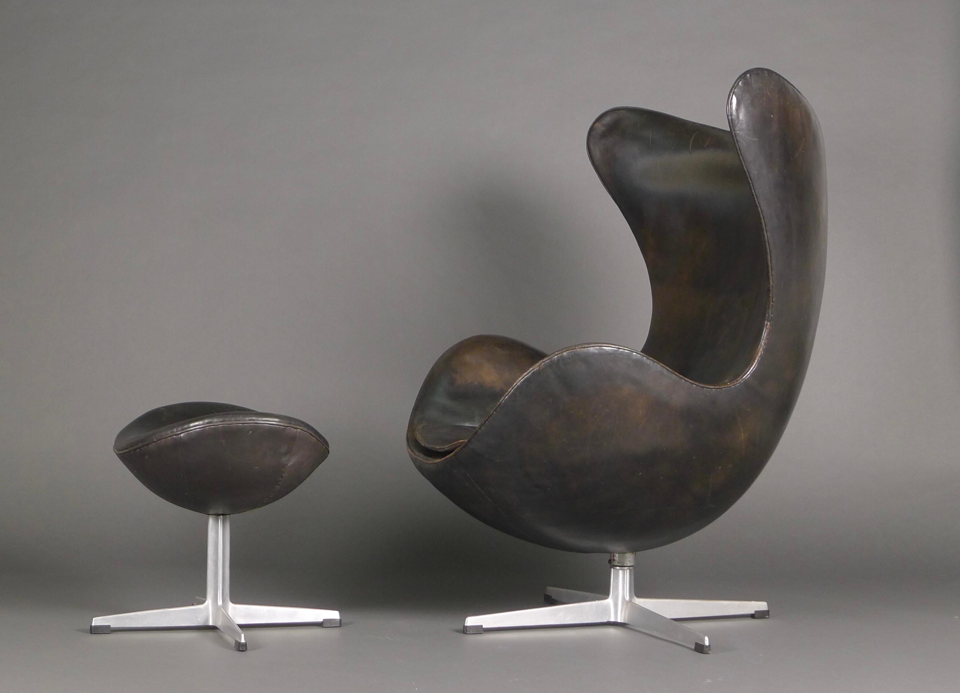 Arne Jacobsen, Early Egg Chair and Ottoman, revêtement original en cuir noir en vente 2
