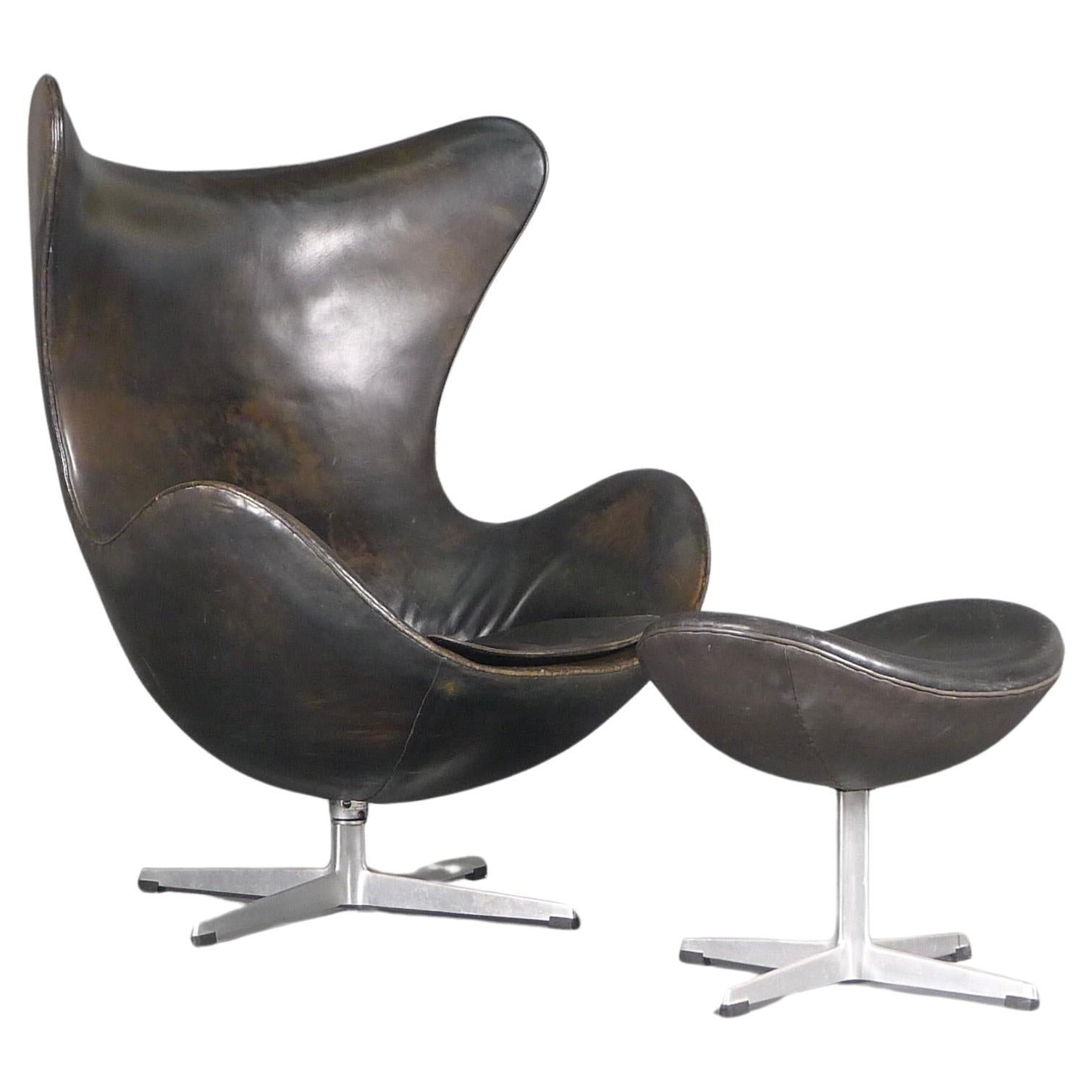 Arne Jacobsen, Früher Eierstuhl und Ottomane, Original-Polsterung aus schwarzem Leder