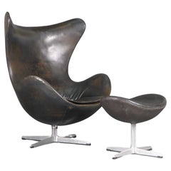 Arne Jacobsen, Early Egg Chair and Ottoman, revêtement original en cuir noir