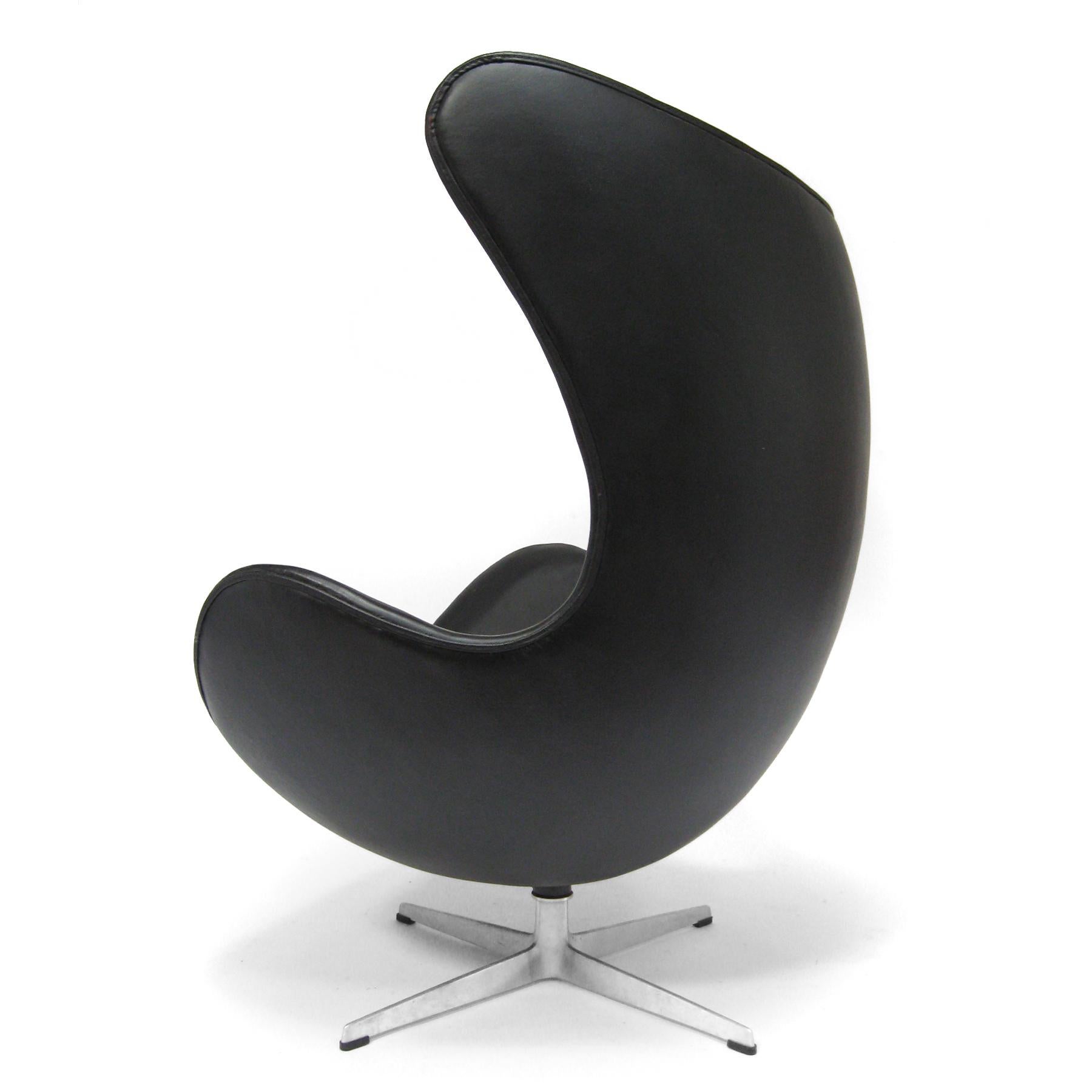 Arne Jacobsen Early Egg Chair by Fritz Hansen In Good Condition In Highland, IN