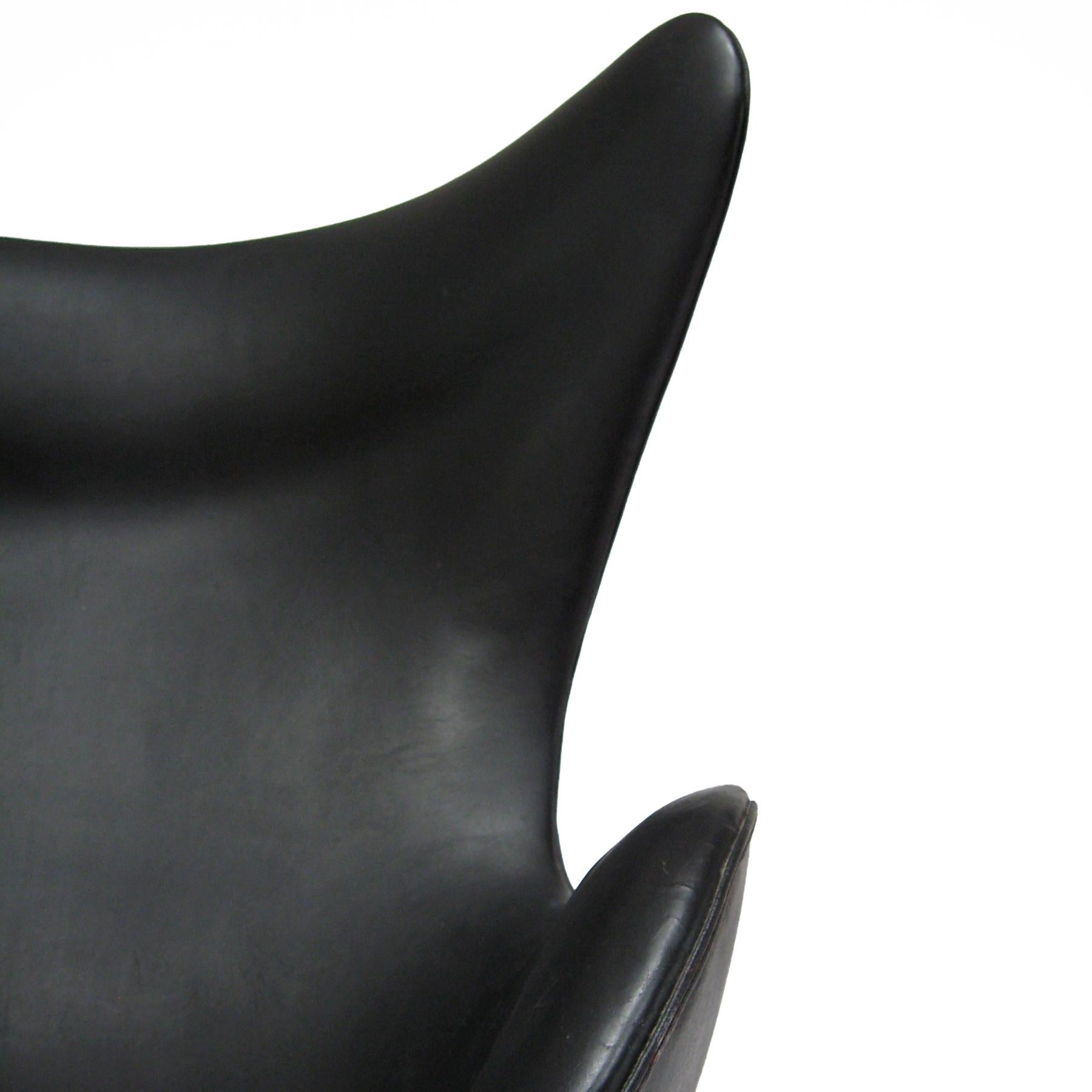 Mid-20th Century Arne Jacobsen Early Egg Chair by Fritz Hansen