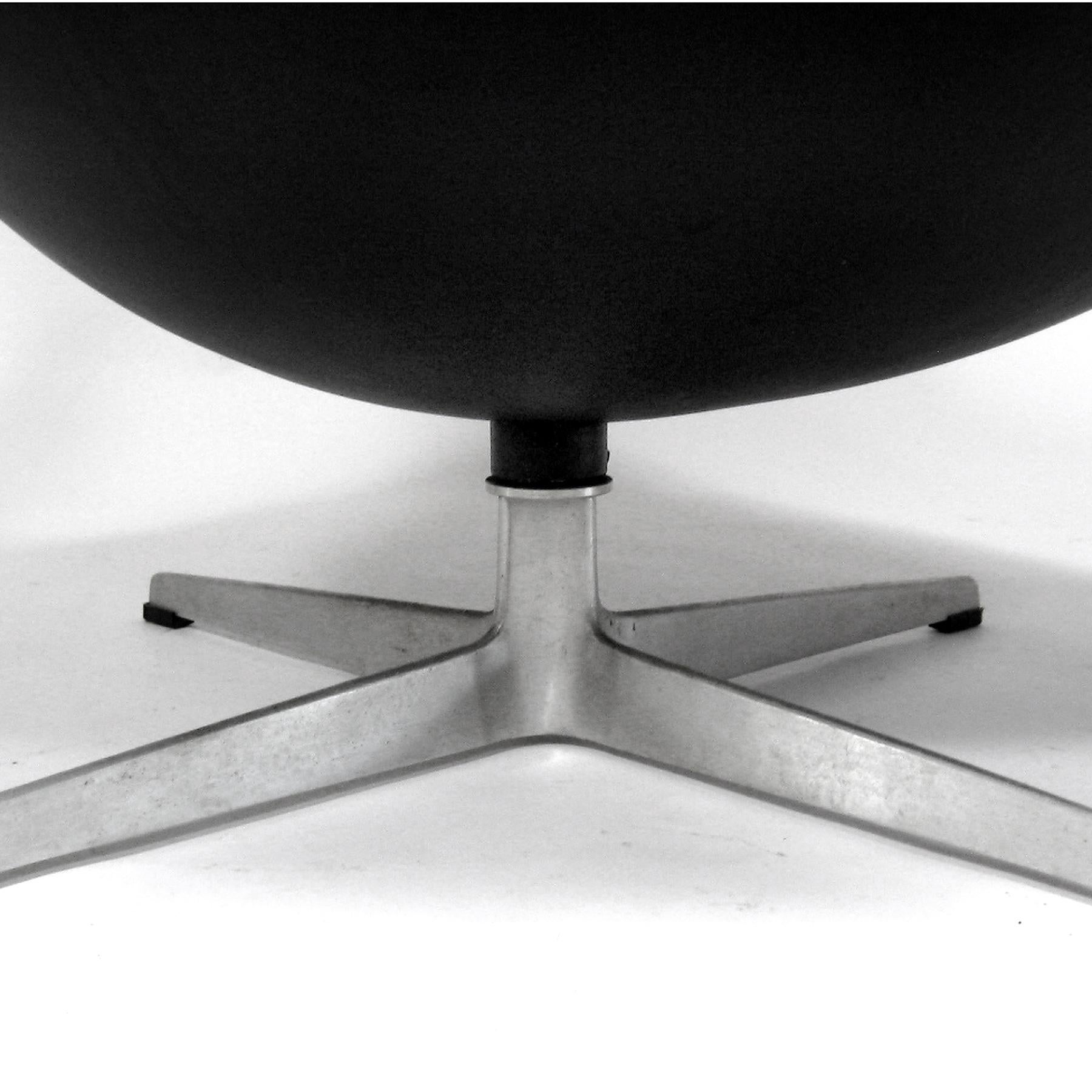 Arne Jacobsen Early Egg Chair by Fritz Hansen 1