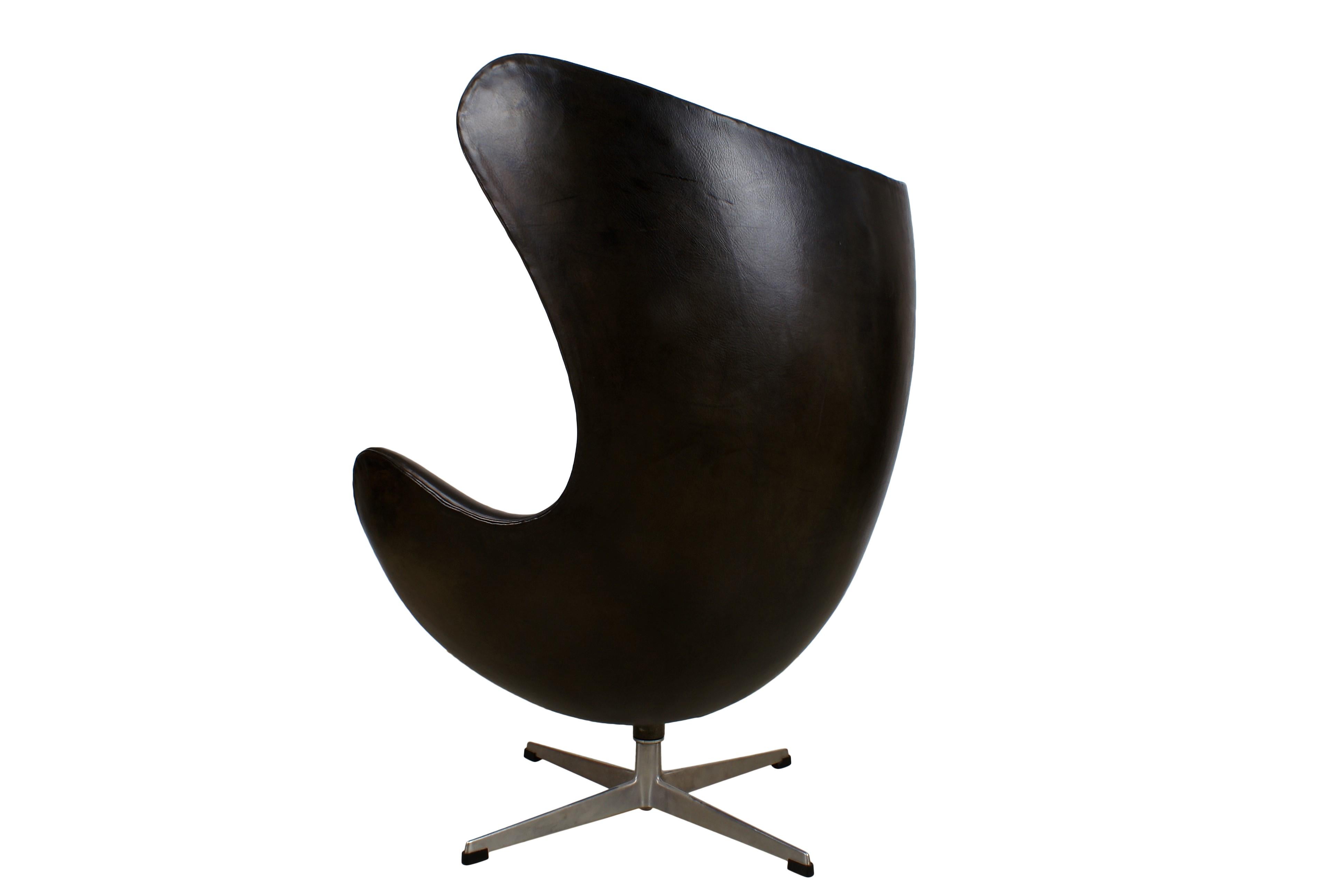 Arne Jacobsen Early Egg Chair in Black Leather, Fritz Hansen, 1958 2