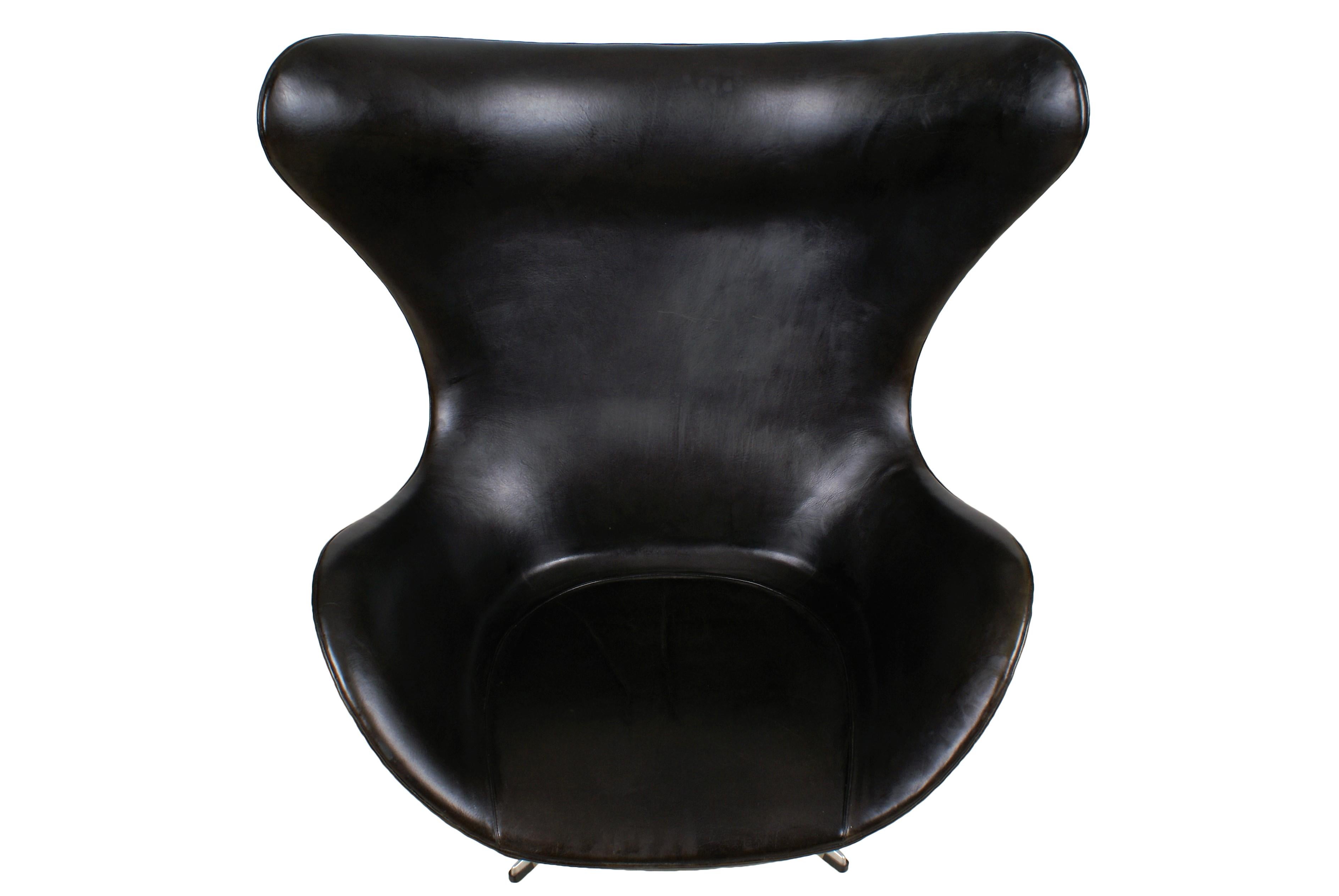 Arne Jacobsen Early Egg Chair in Black Leather, Fritz Hansen, 1958 3