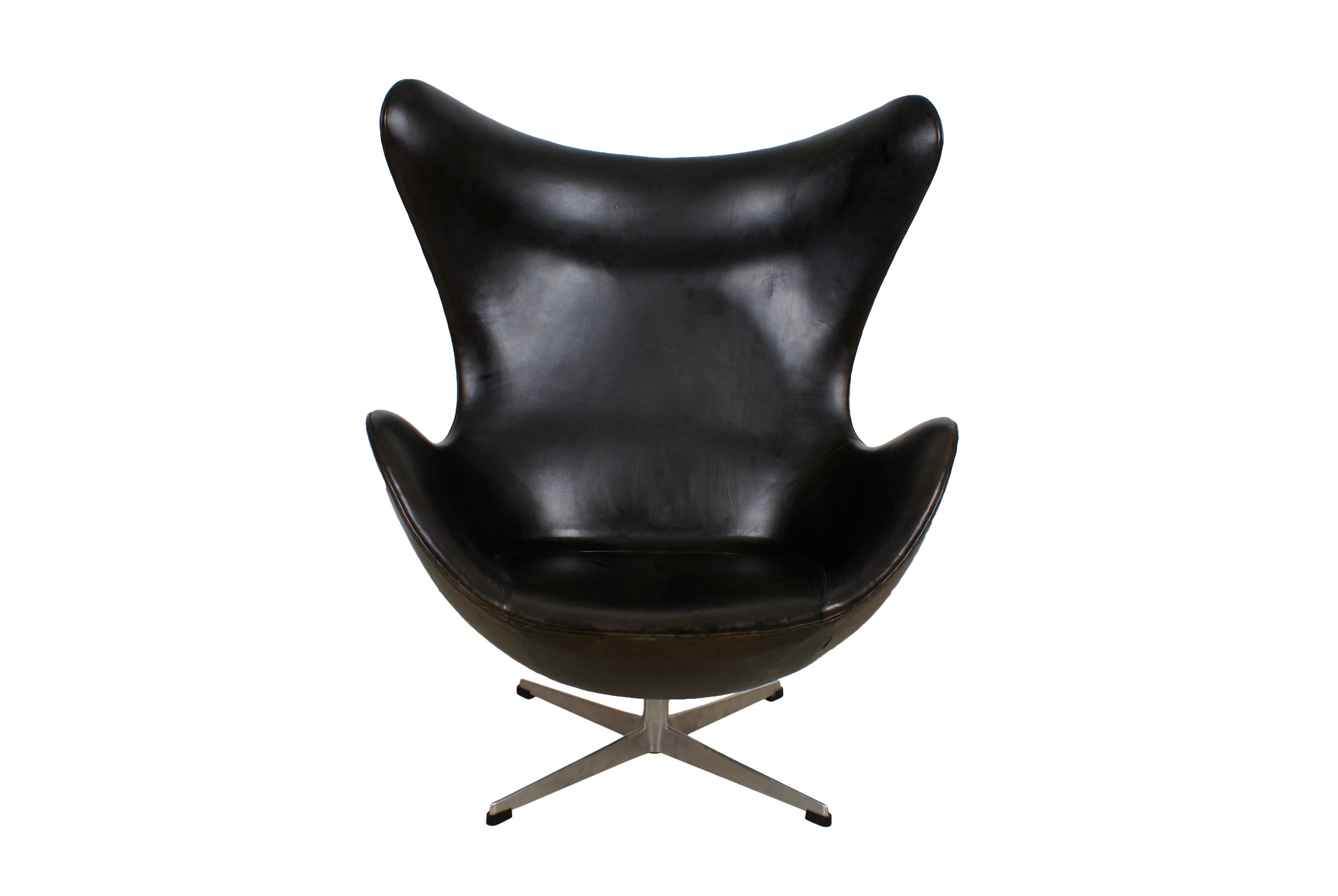 Arne Jacobsen Early Egg Chair in Black Leather, Fritz Hansen, 1958 4