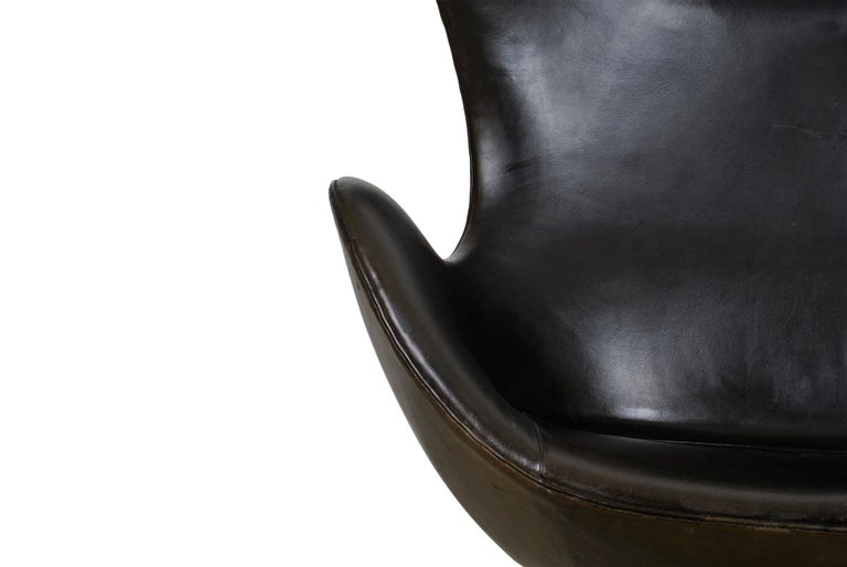 Arne Jacobsen Early Egg Chair in Black Leather, Fritz Hansen, 1958 8