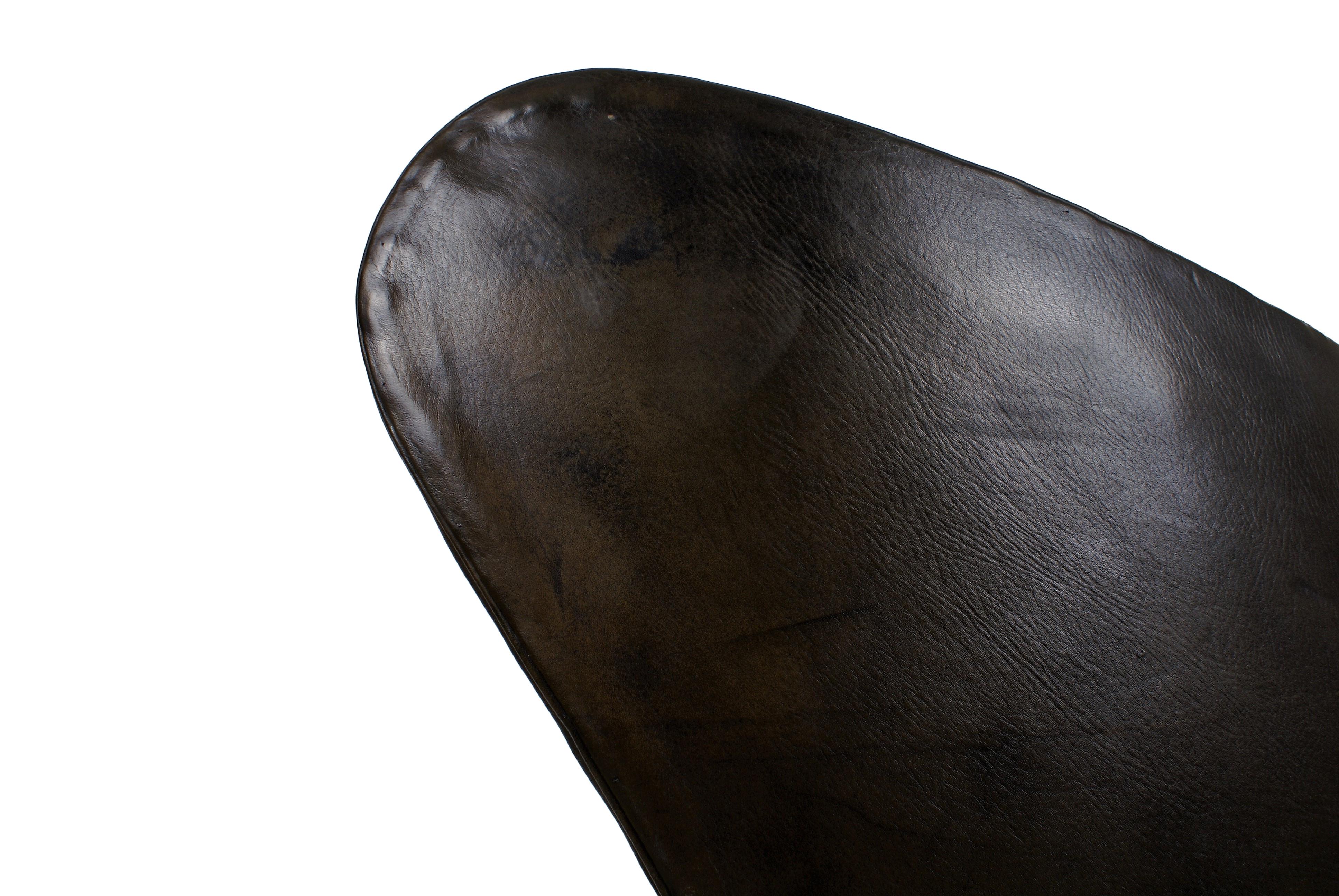 Arne Jacobsen, fauteuil oeuf de début de carrière en cuir noir patiné d'origine. De la première production avec un siège construit et sans coussin, estampillé FH dans le cuir.

Excellent état, sans fissures ni trous dans le cuir.

La littérature