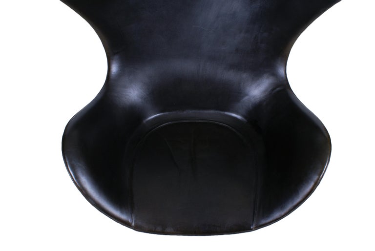 Scandinavian Modern Arne Jacobsen Early Egg Chair in Black Leather, Fritz Hansen, 1958