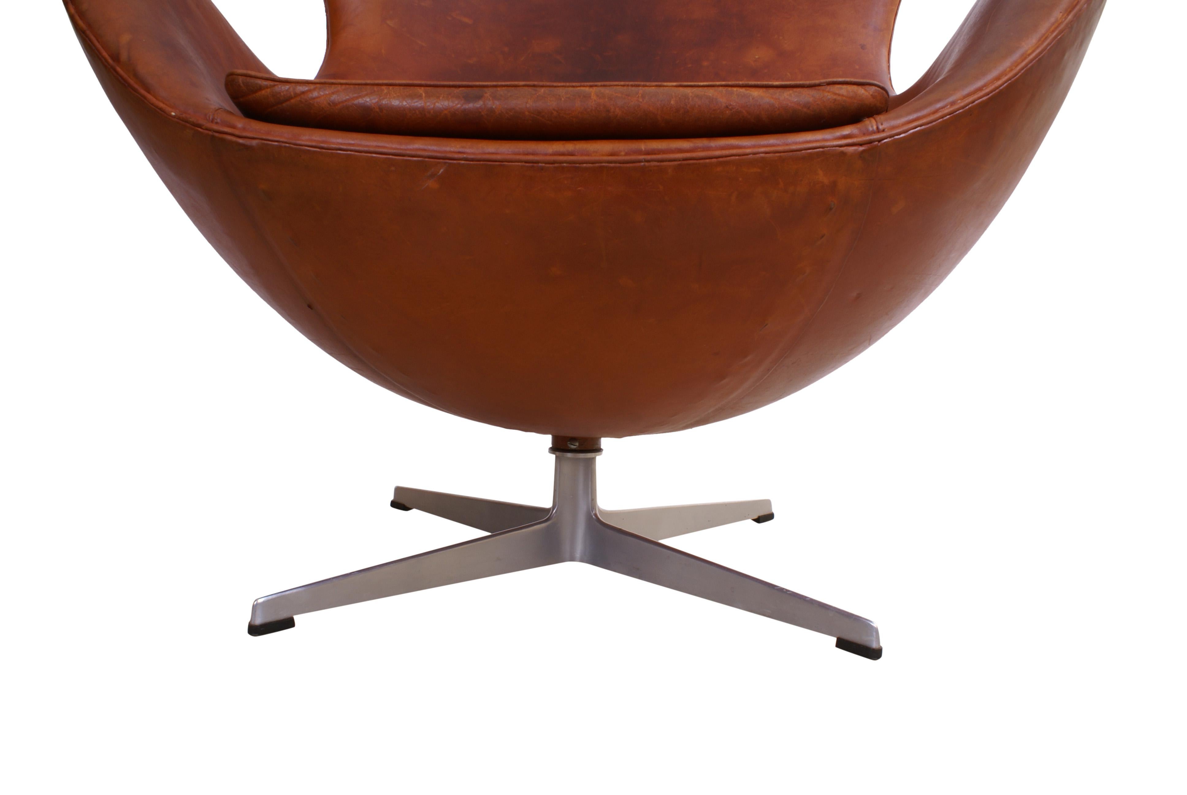 Arne Jacobsen Early Egg Chair in Original Patinated Natural Leather, 1960s 2
