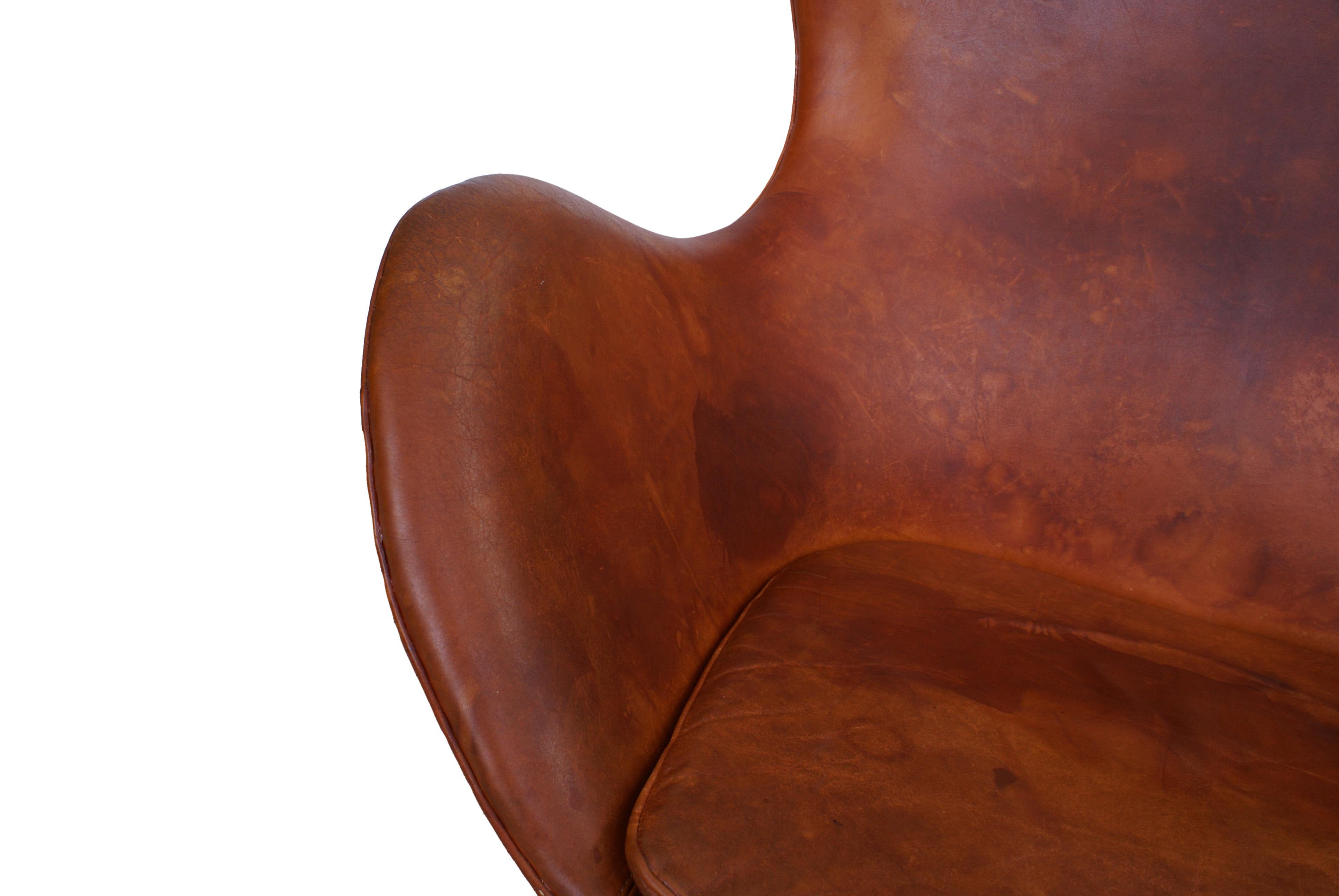 Arne Jacobsen Early Egg Chair in Original Patinated Natural Leather, 1960s 3