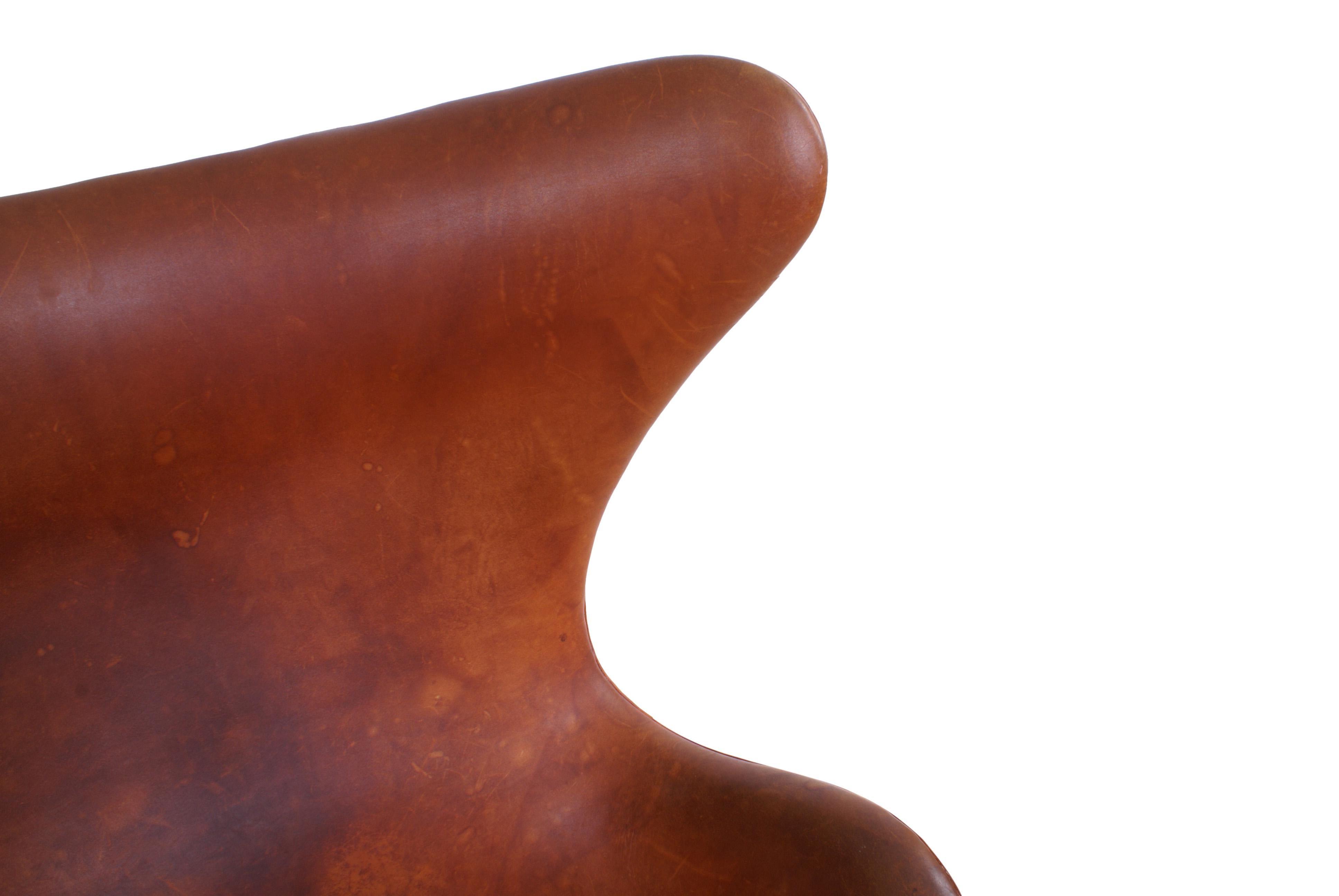 Arne Jacobsen Early Egg Chair in Original Patinated Natural Leather, 1960s 4