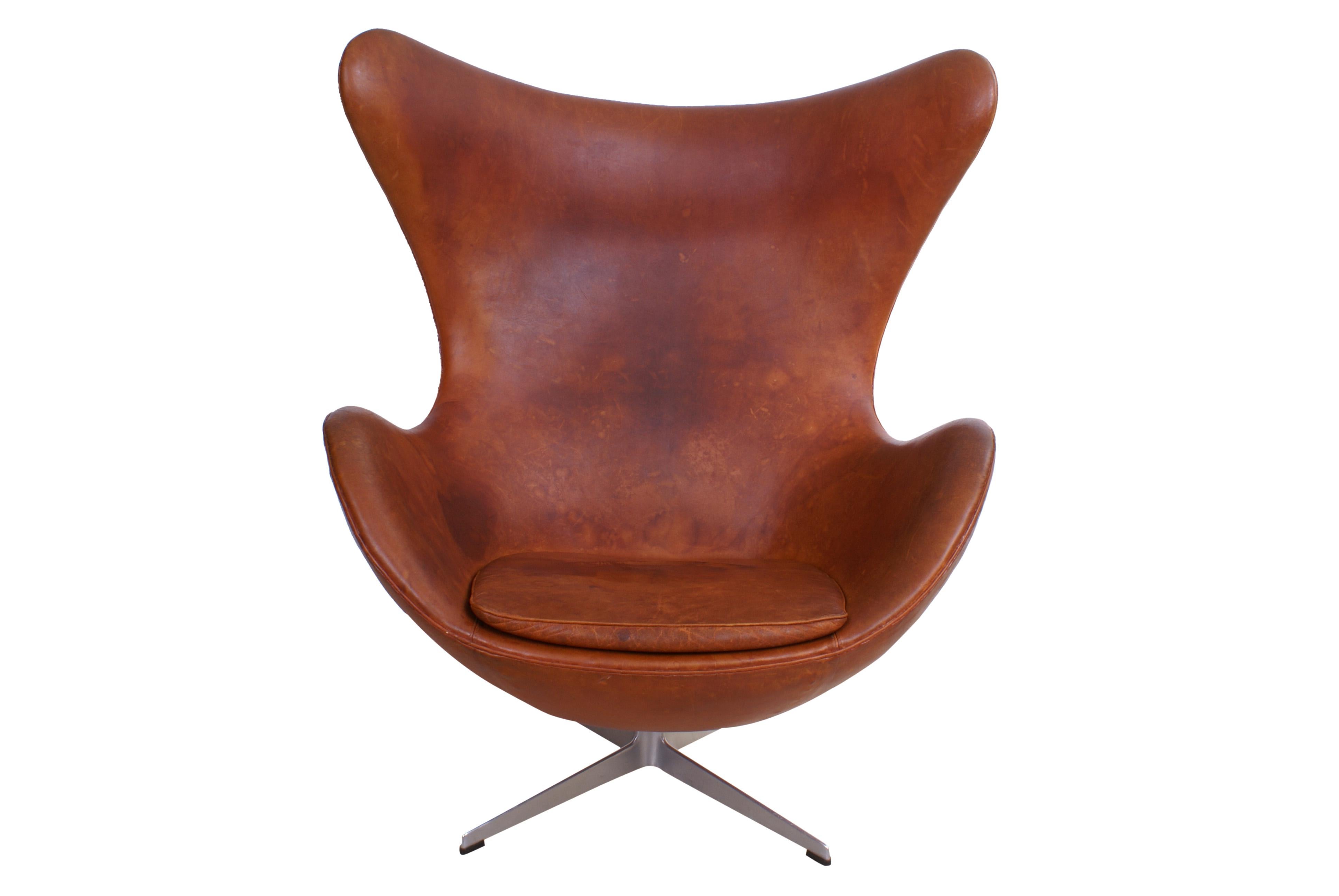 Arne Jacobsen Early Egg Chair in Original Patinated Natural Leather, 1960s 5