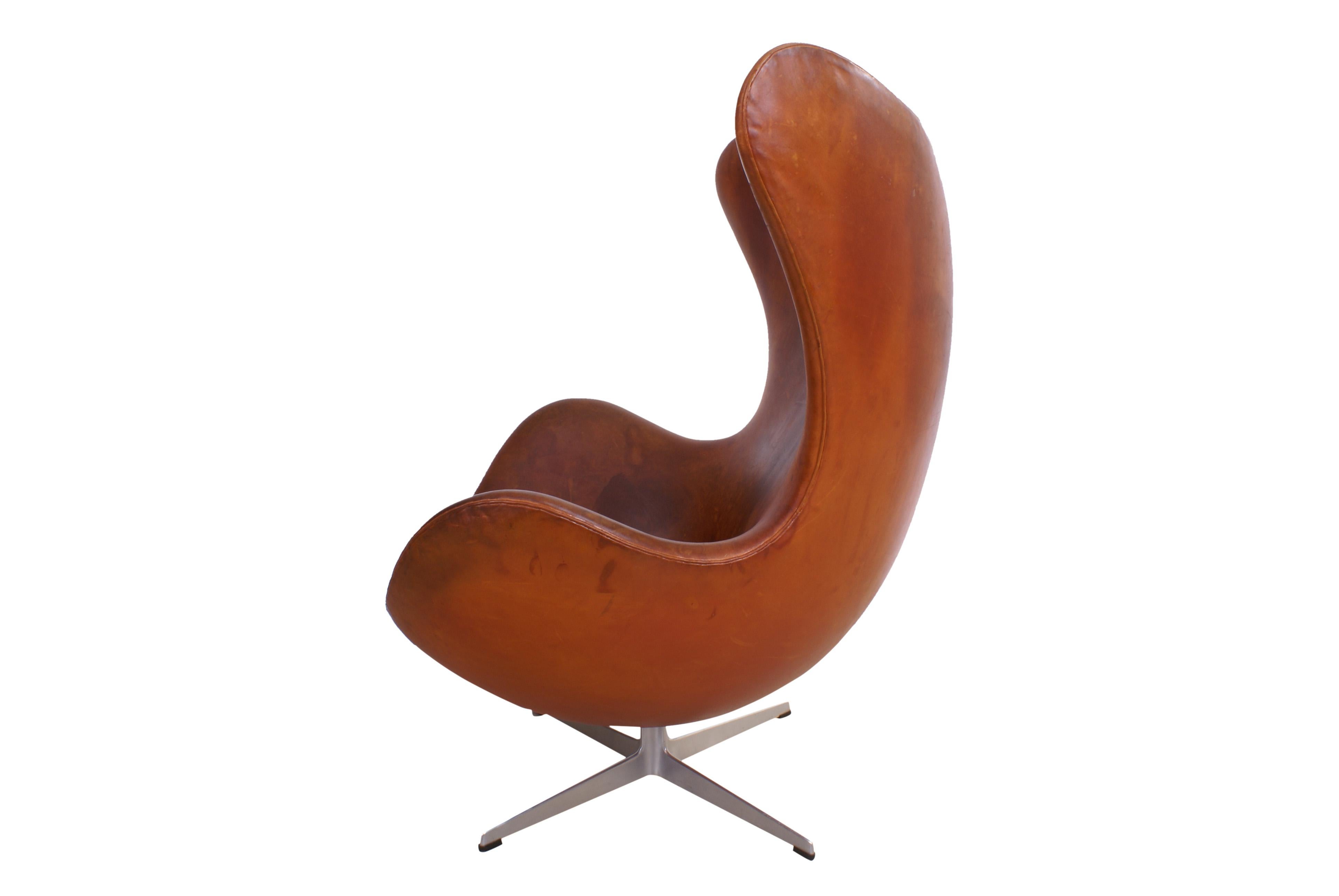 Arne Jacobsen Early Egg Chair in Original Patinated Natural Leather, 1960s 6