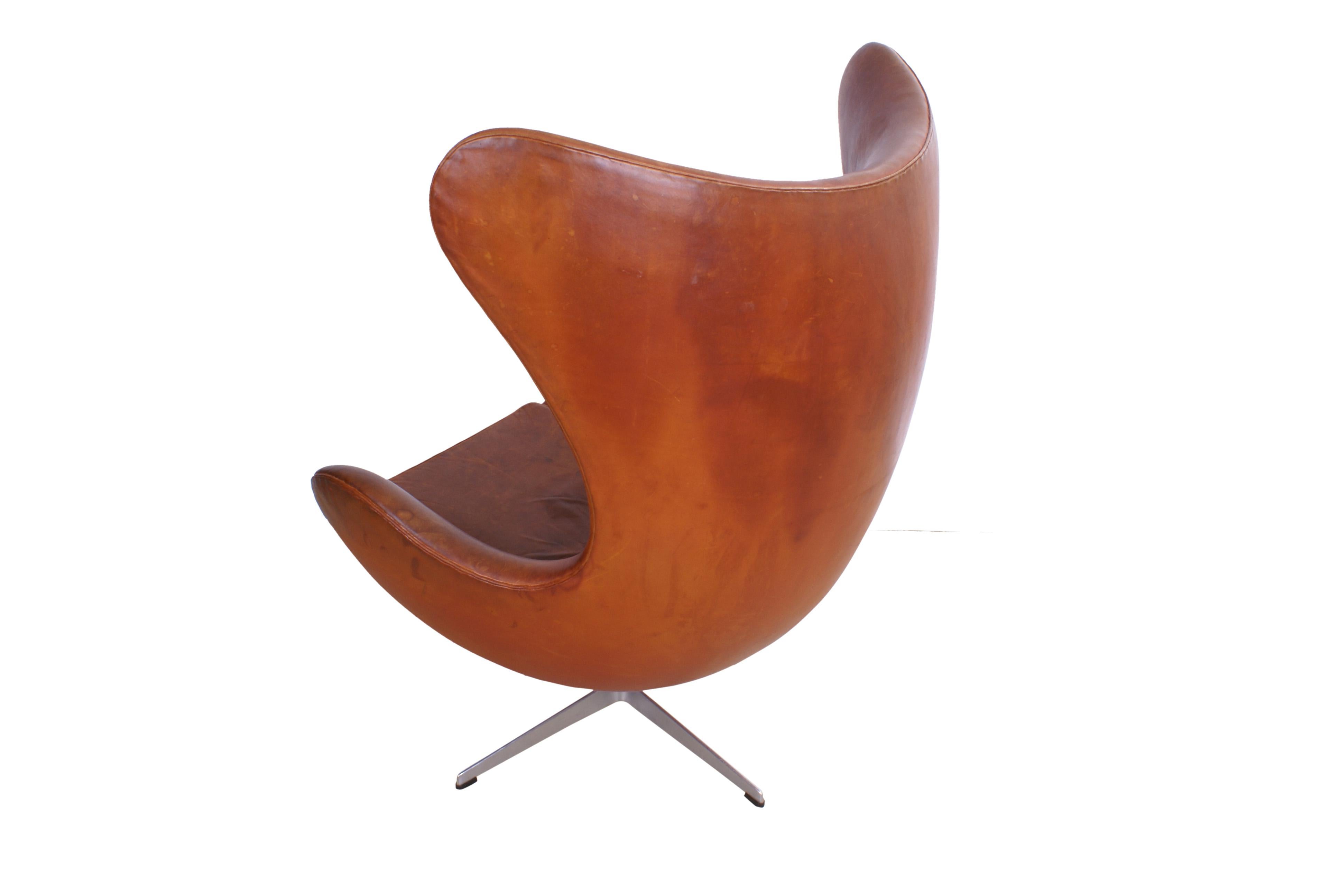 Arne Jacobsen egg chair in original patinated natural leather. Made 1960s by Fritz Hansen, Denmark.

Note that this chair is in an extraordinary condition. No repairs or holes to leather.