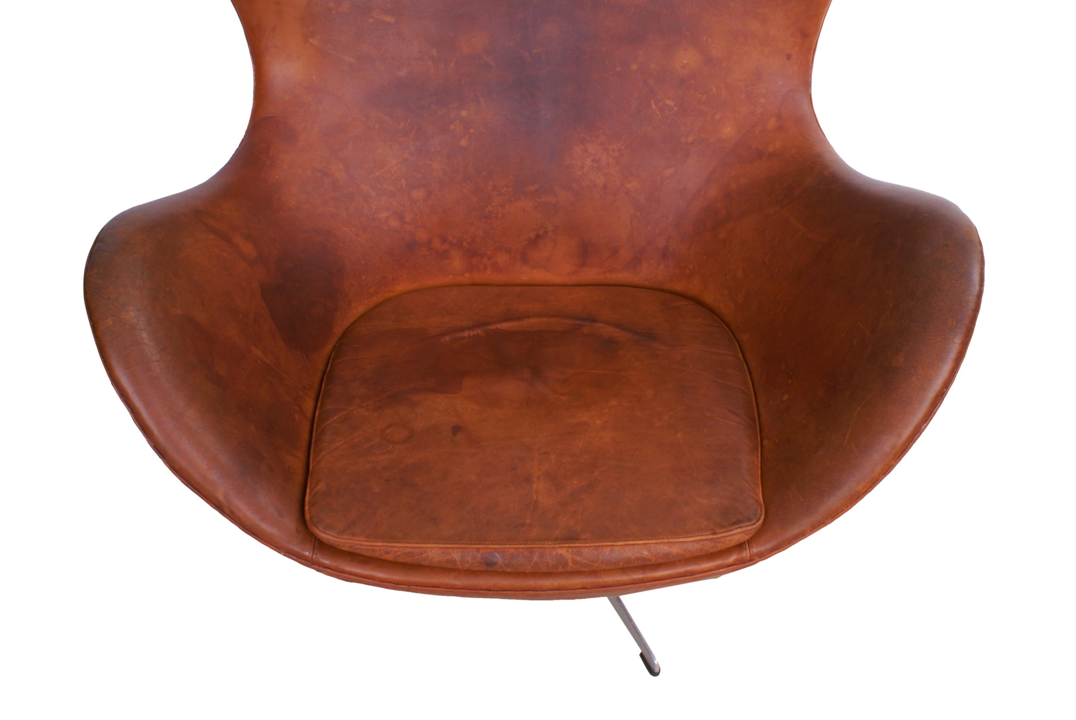 Scandinavian Modern Arne Jacobsen Early Egg Chair in Original Patinated Natural Leather, 1960s
