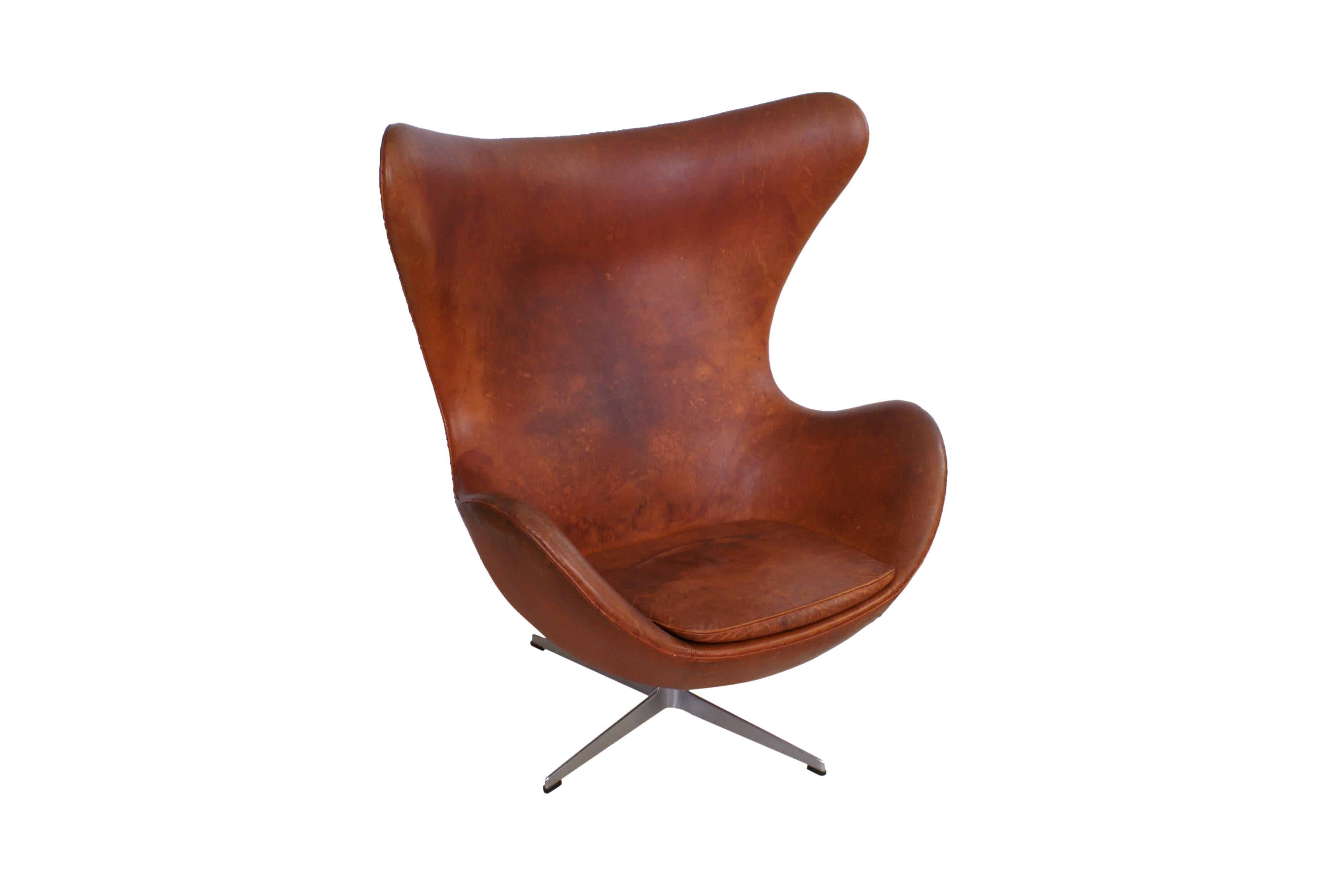 European Arne Jacobsen Early Egg Chair in Original Patinated Natural Leather, 1960s