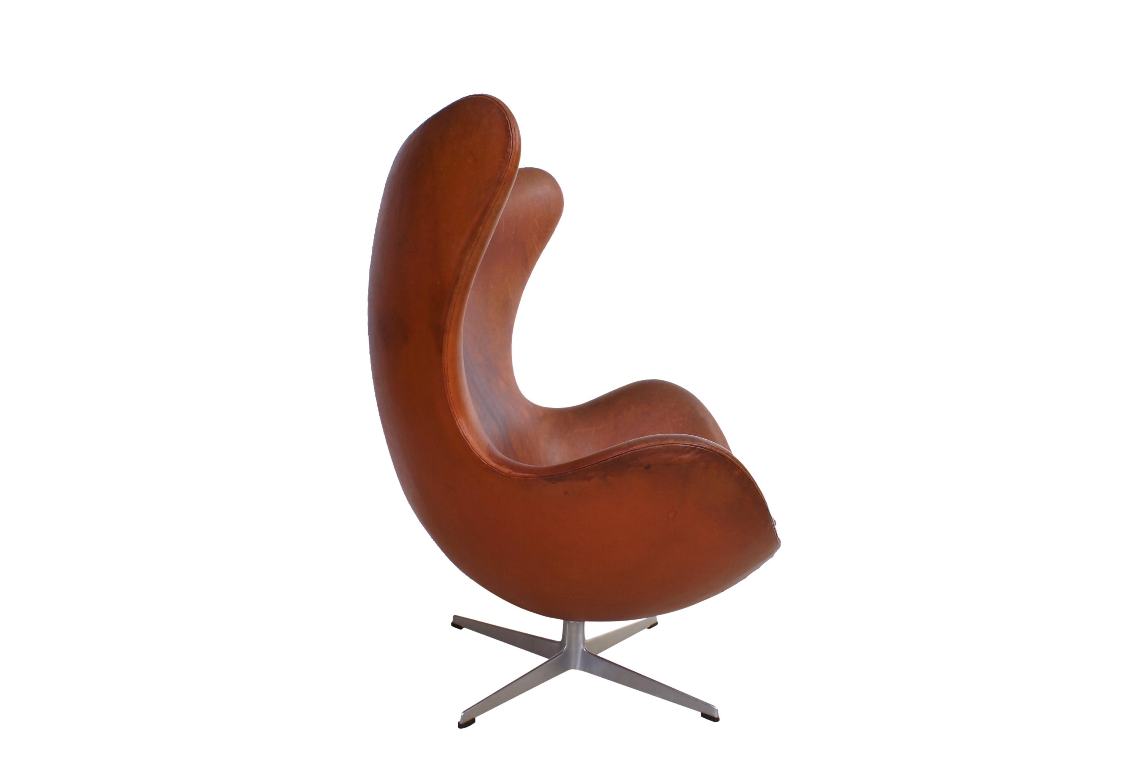 Arne Jacobsen Early Egg Chair in Original Patinated Natural Leather, 1960s In Excellent Condition In Copenhagen, DK