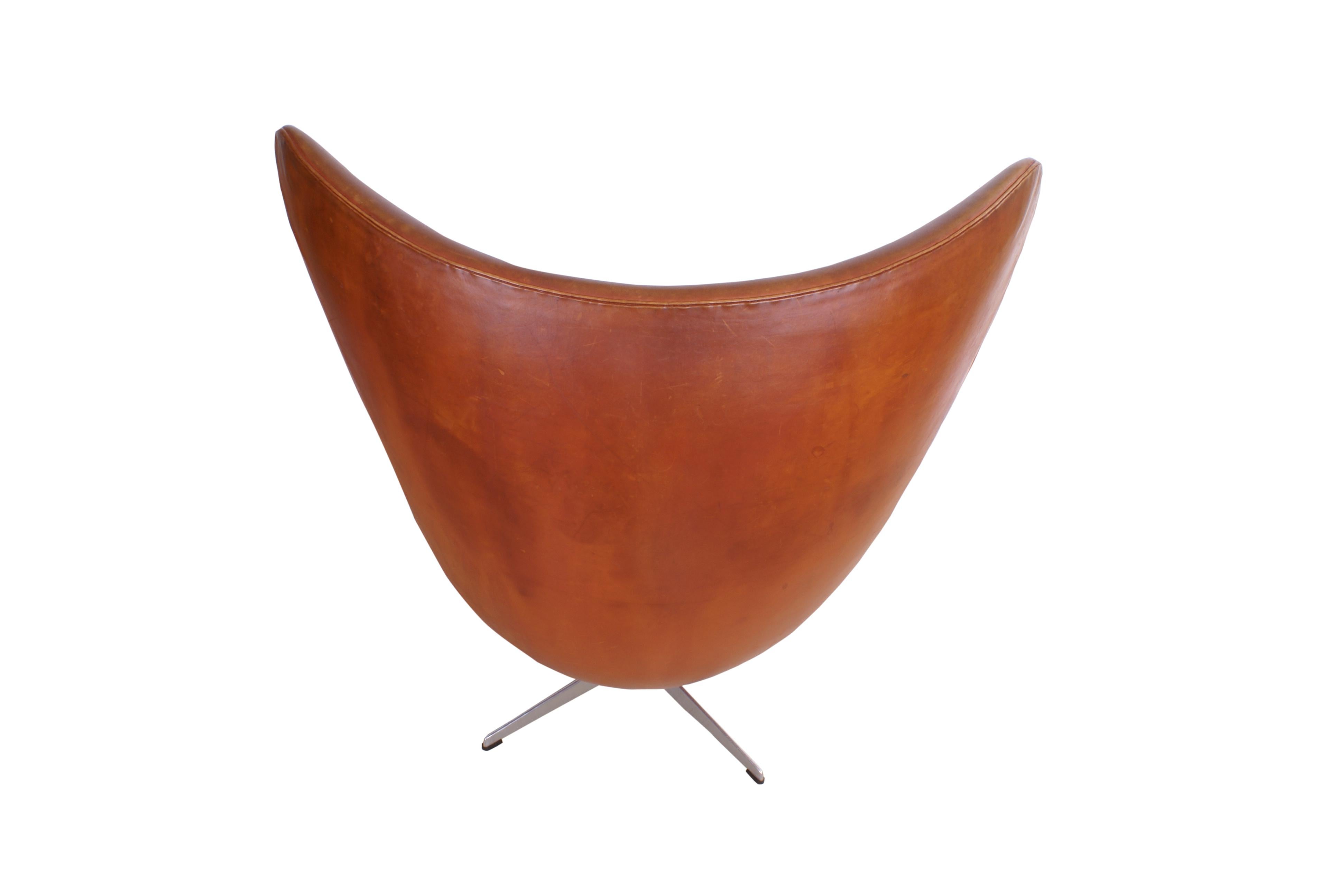 Mid-20th Century Arne Jacobsen Early Egg Chair in Original Patinated Natural Leather, 1960s