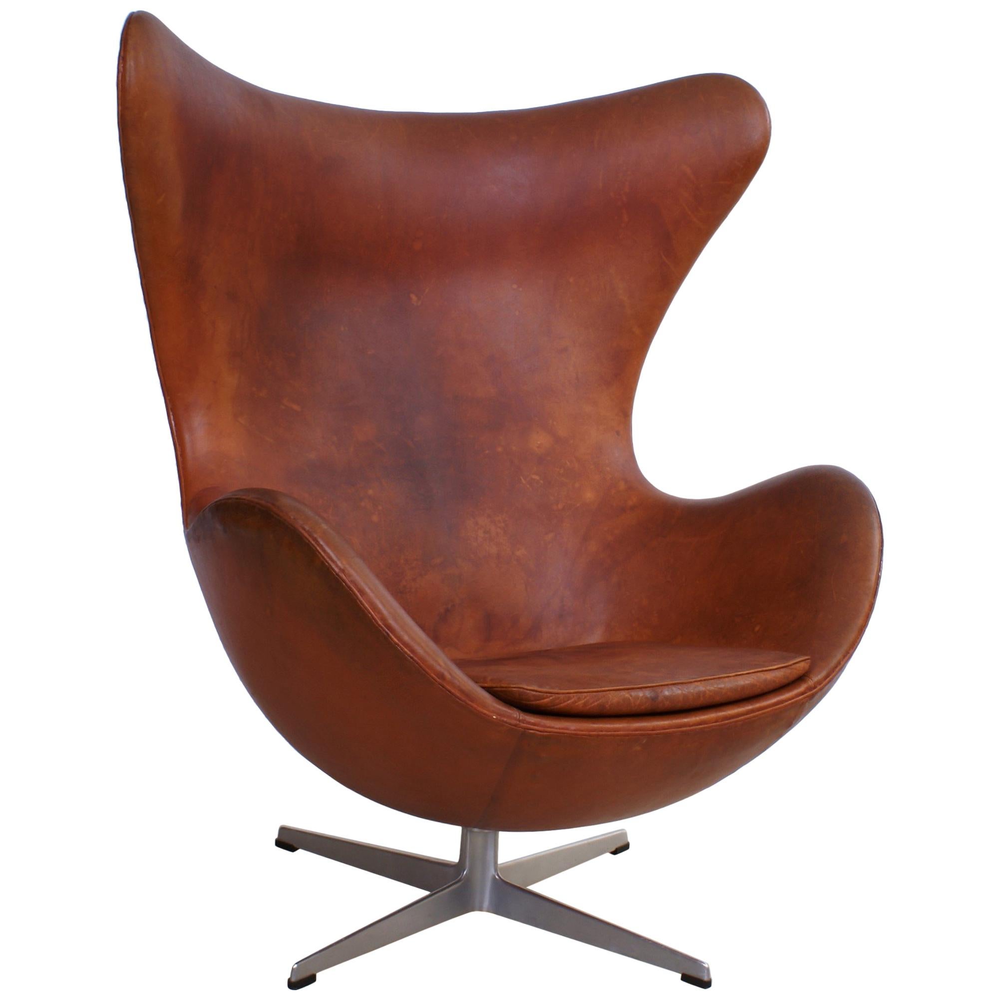 Arne Jacobsen Early Egg Chair in Original Patinated Natural Leather, 1960s
