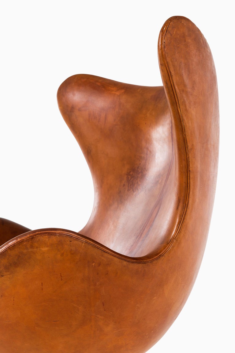 Rare and early easy chair model 3316 or Egg with stool model 3127 designed by Arne Jacobsen. Produced by Fritz Hansen in Denmark.