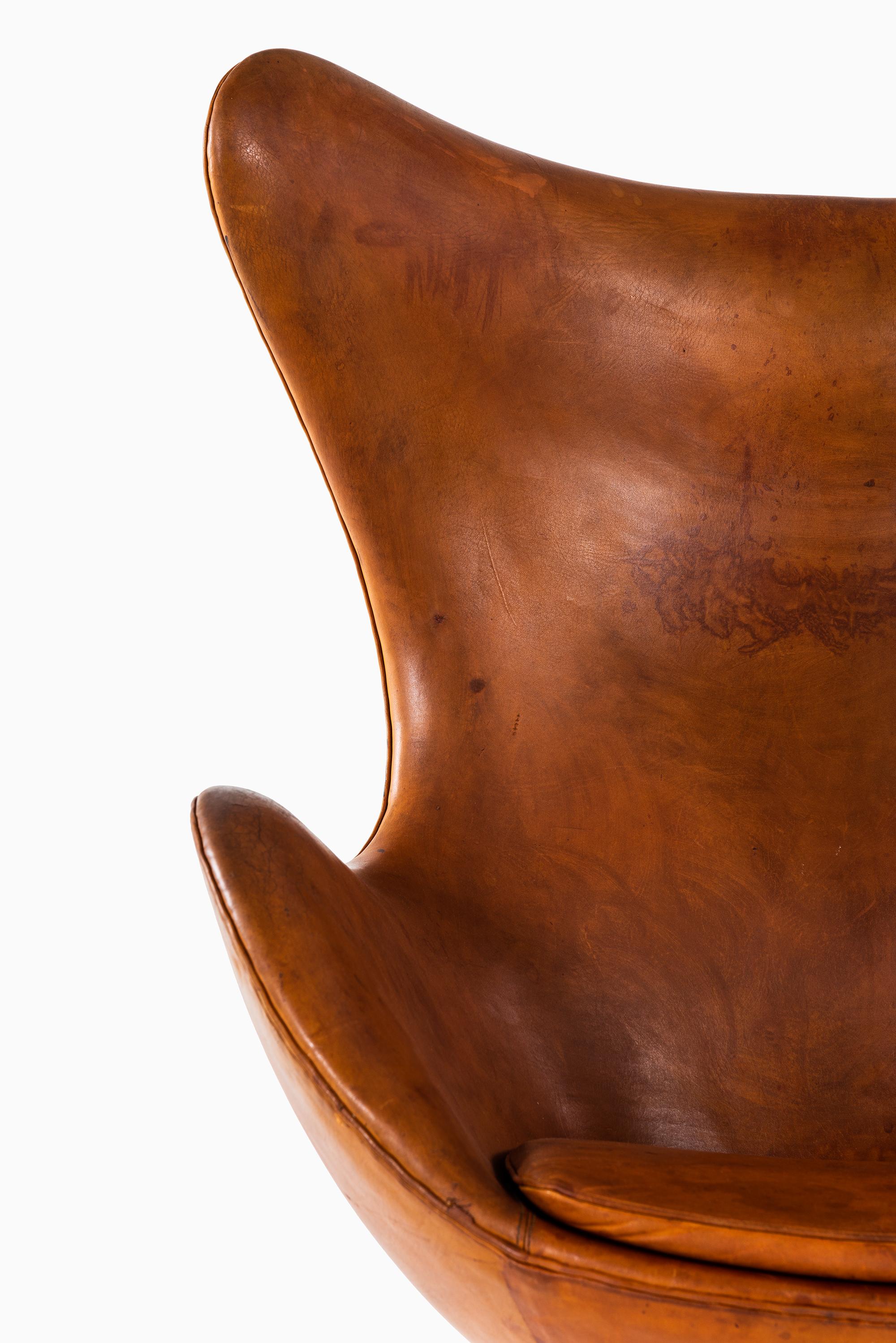 Scandinavian Modern Arne Jacobsen Early Egg Chair with Stool by Fritz Hansen in Denmark