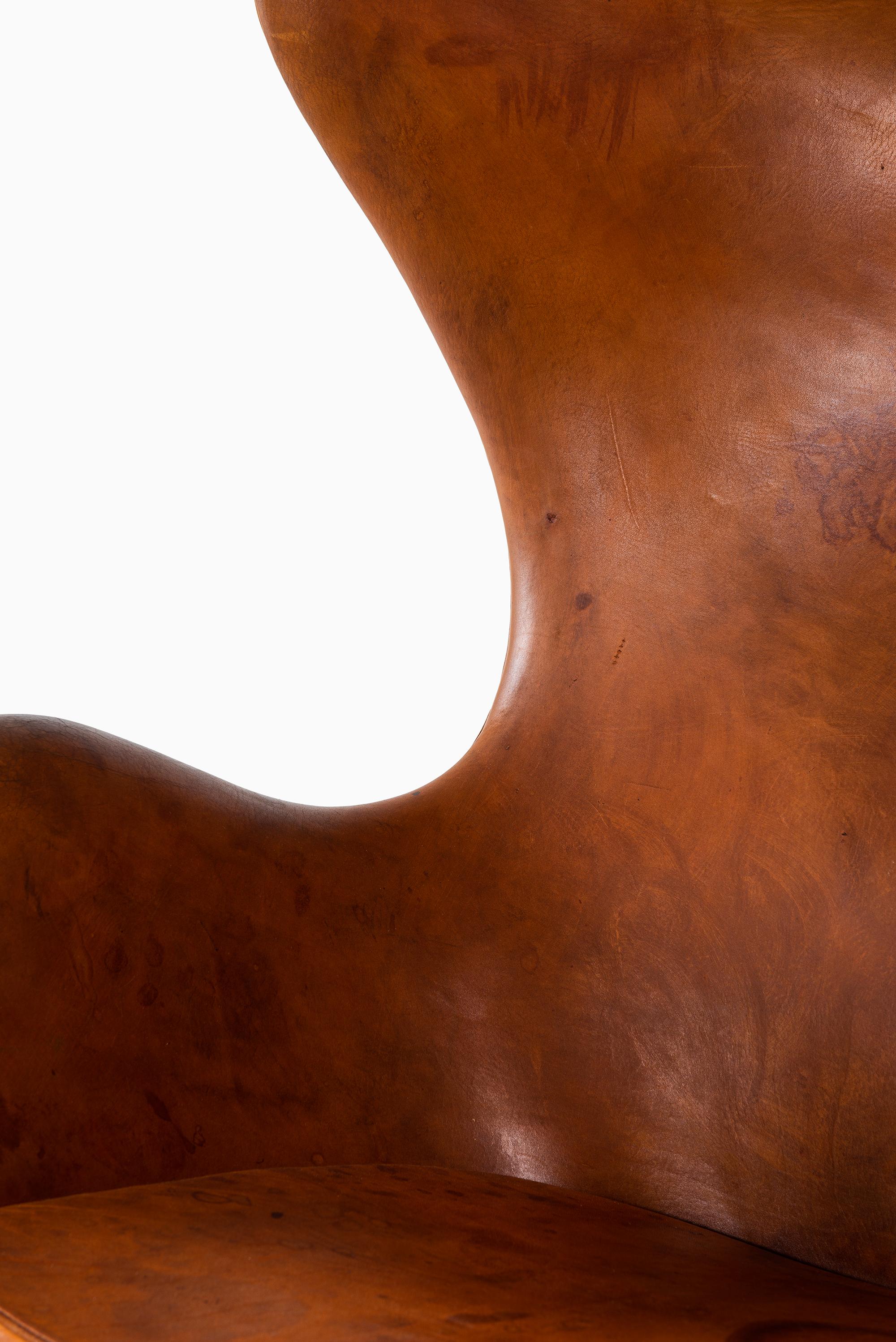 Mid-20th Century Arne Jacobsen Early Egg Chair with Stool by Fritz Hansen in Denmark