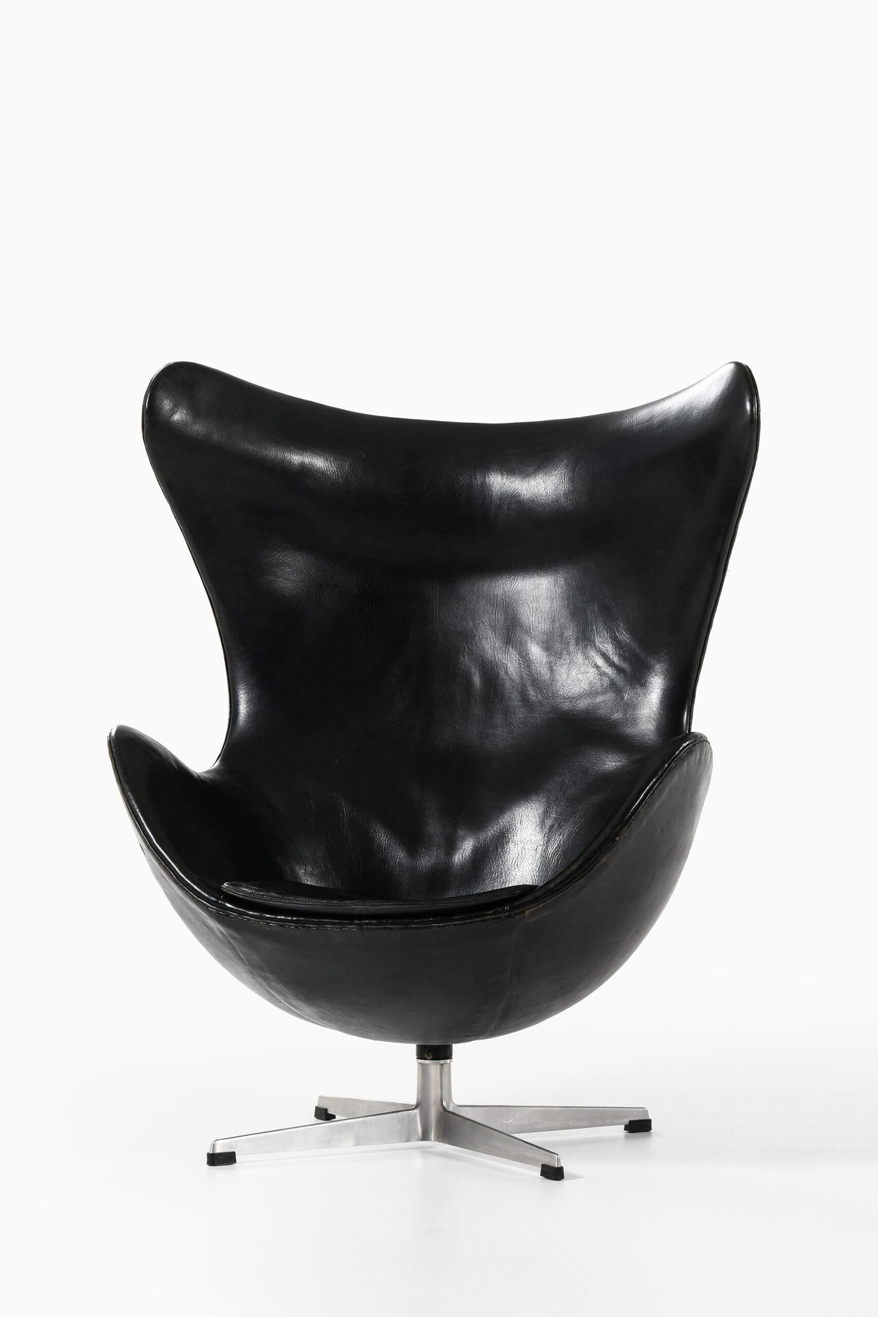 Scandinavian Modern Arne Jacobsen Easy Chair Model 3316 / Egg Produced by Fritz Hansen For Sale