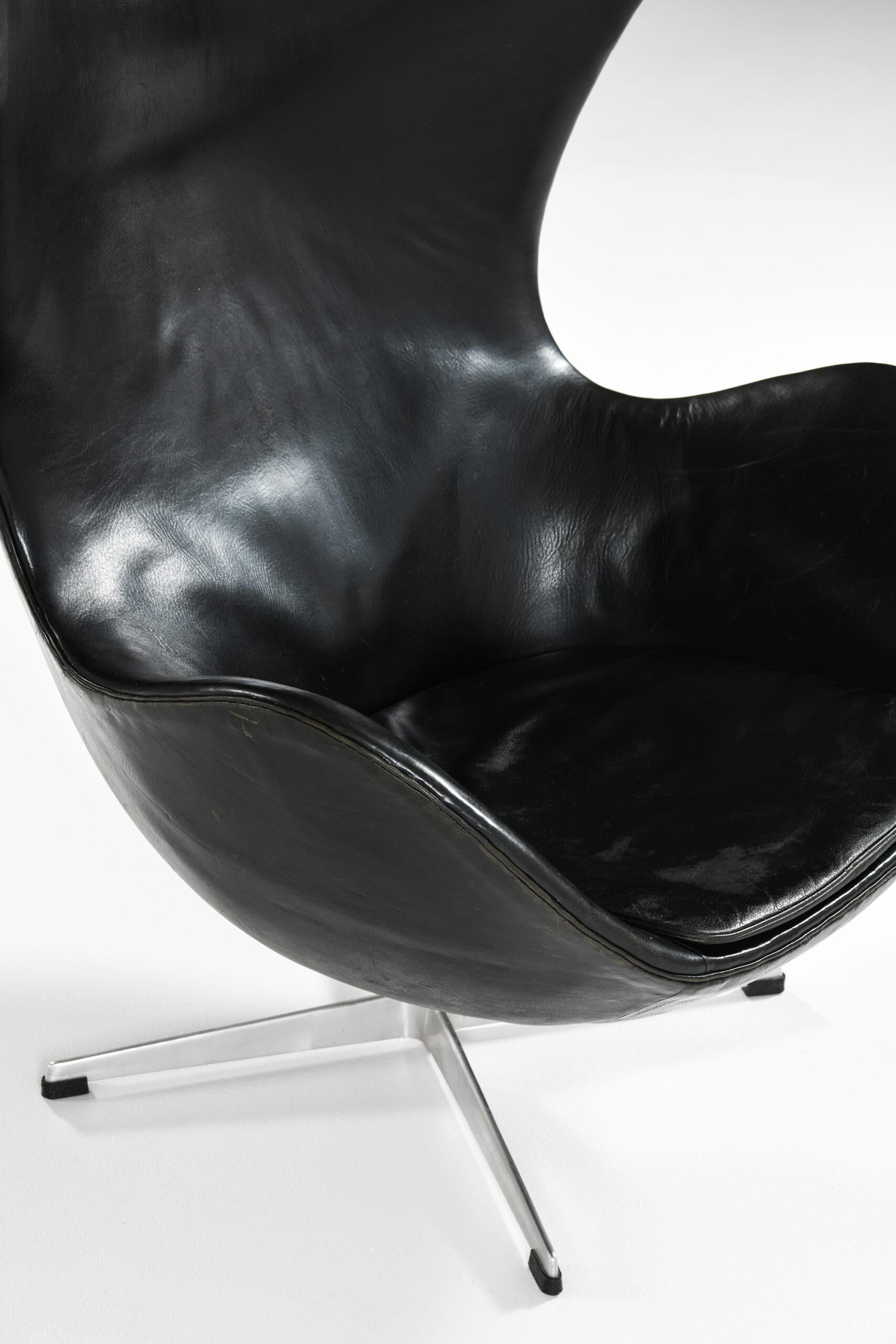 Aluminum Arne Jacobsen Easy Chair Model 3316 / Egg Produced by Fritz Hansen For Sale