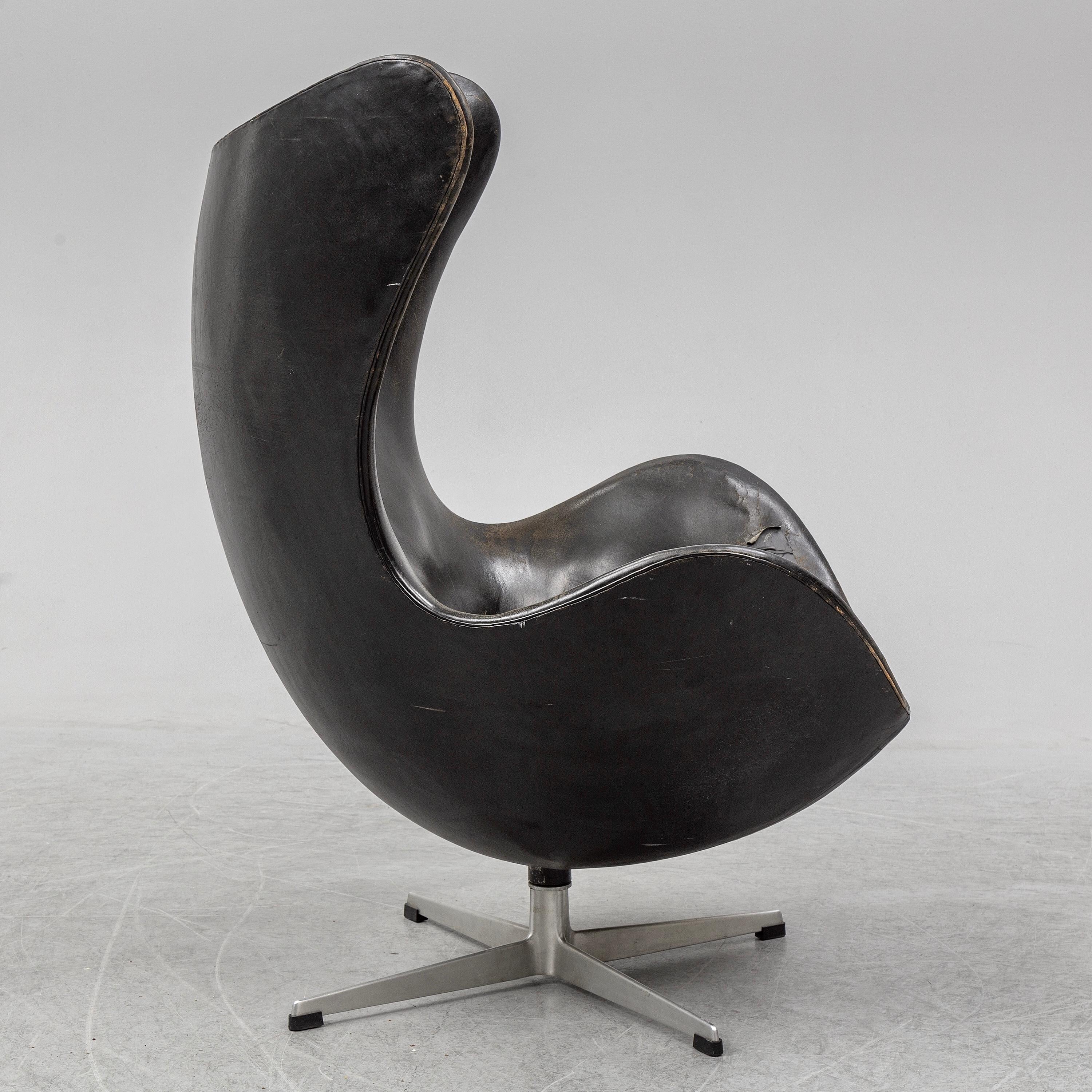 Scandinavian Modern Arne Jacobsen Egg Chair an Ottoman by Fritz Hansen in Denmark