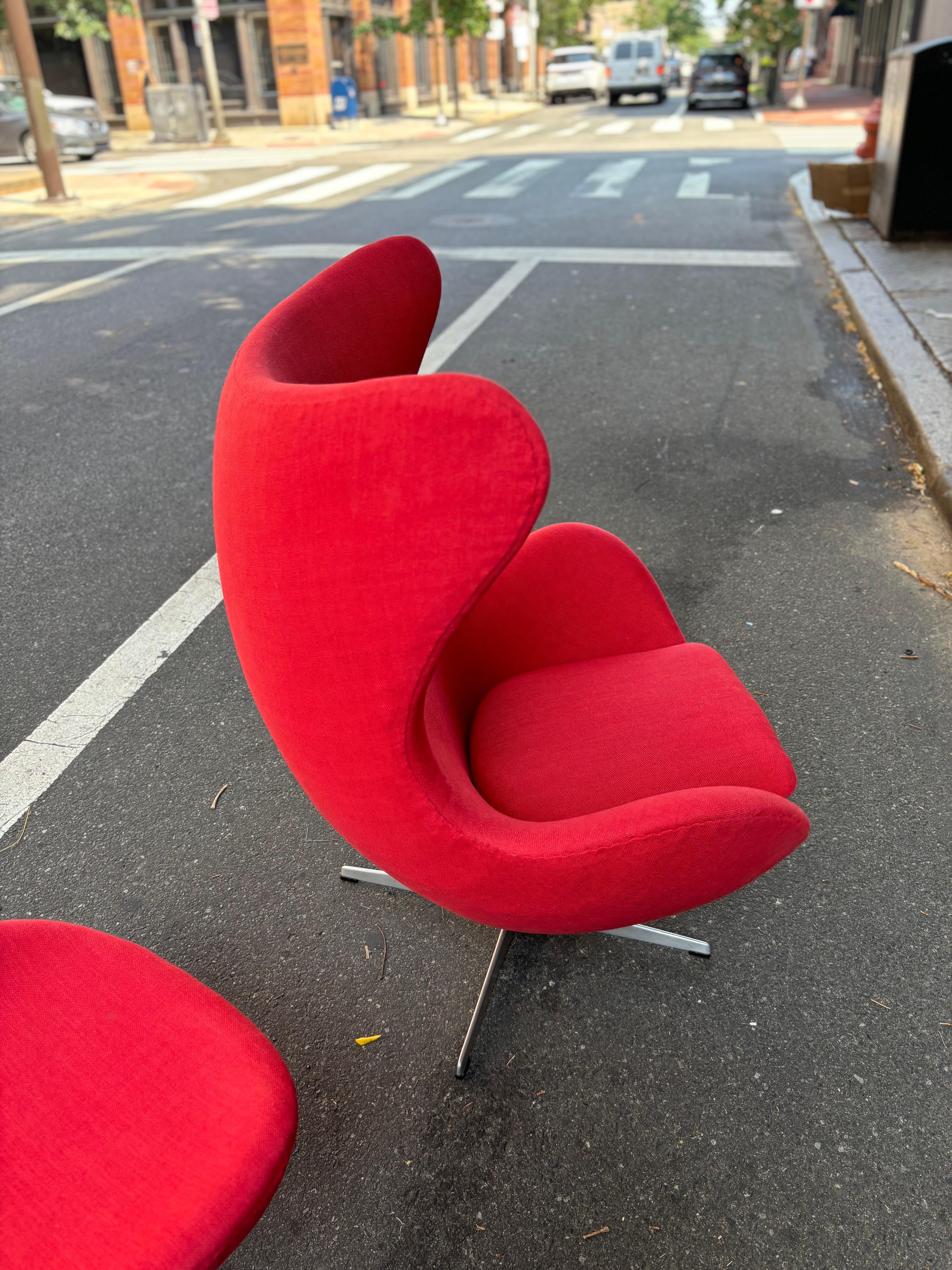 Sedia a uovo e pouf Arne Jacobsen di Fritz Hansen recuperati circa 5 anni fa in un tessuto rosso.  La sedia è in ottime condizioni e non presenta segni di usura! La sedia conserva l'etichetta originale.  La sedia risale al 1967.  Un look classico! 