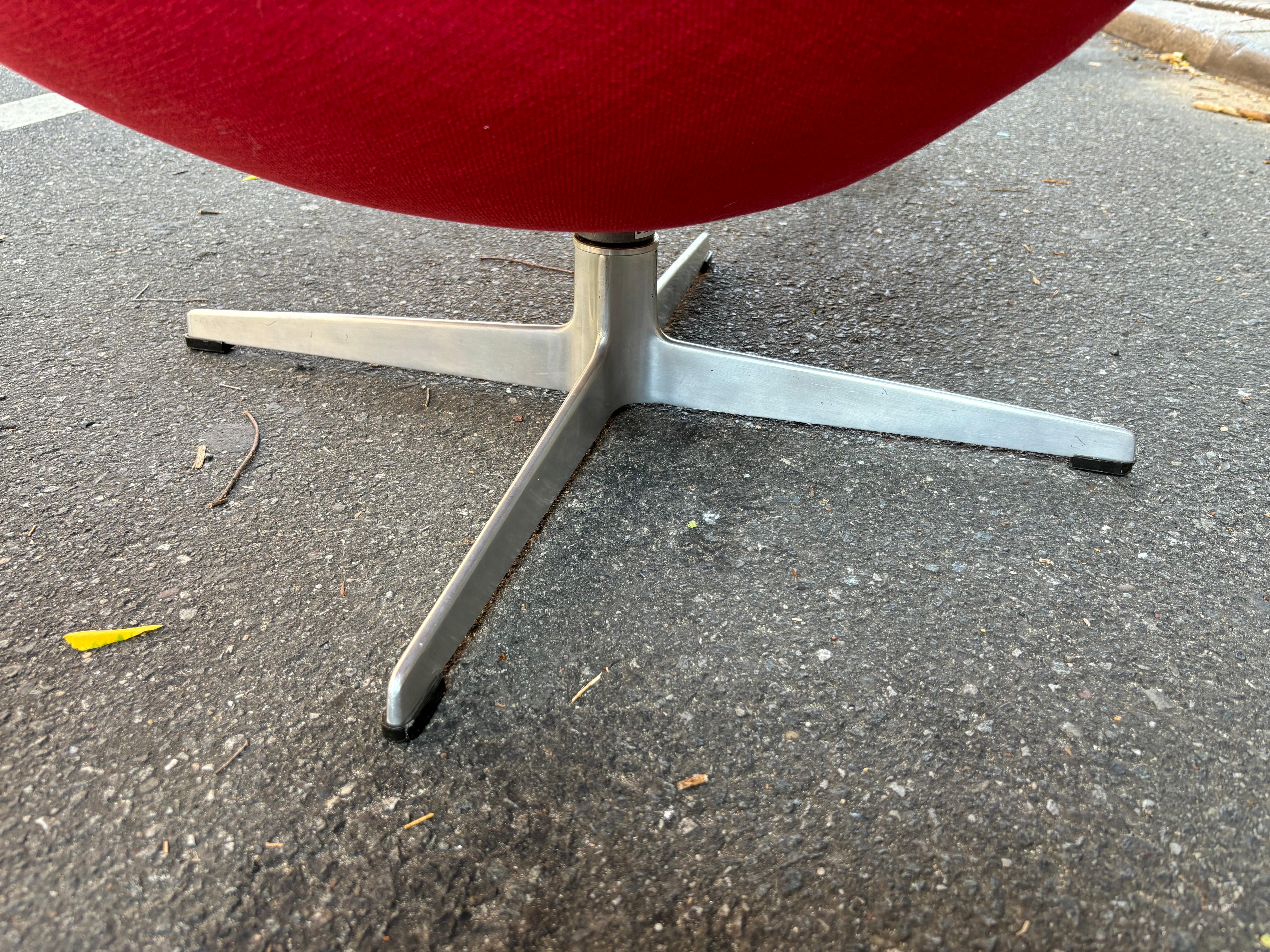 Sedia e ottomano Arne Jacobsen di Fritz Hansen in vendita 1