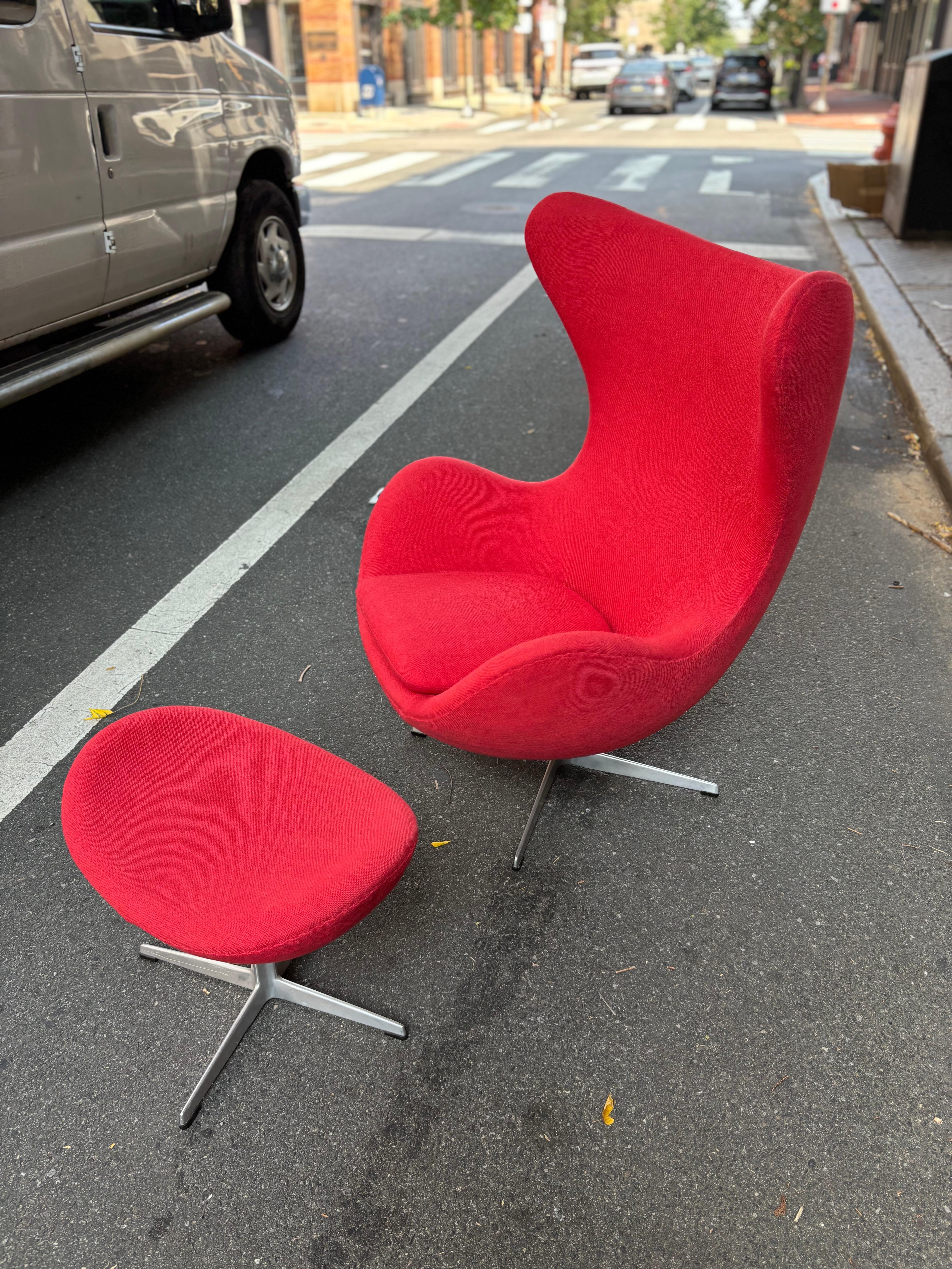 Sedia e ottomano Arne Jacobsen di Fritz Hansen in vendita 2