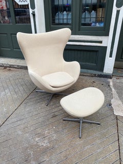 Arne Jacobsen Egg Chair und Ottoman von Fritz Hansen in Knoll Ivory Loop